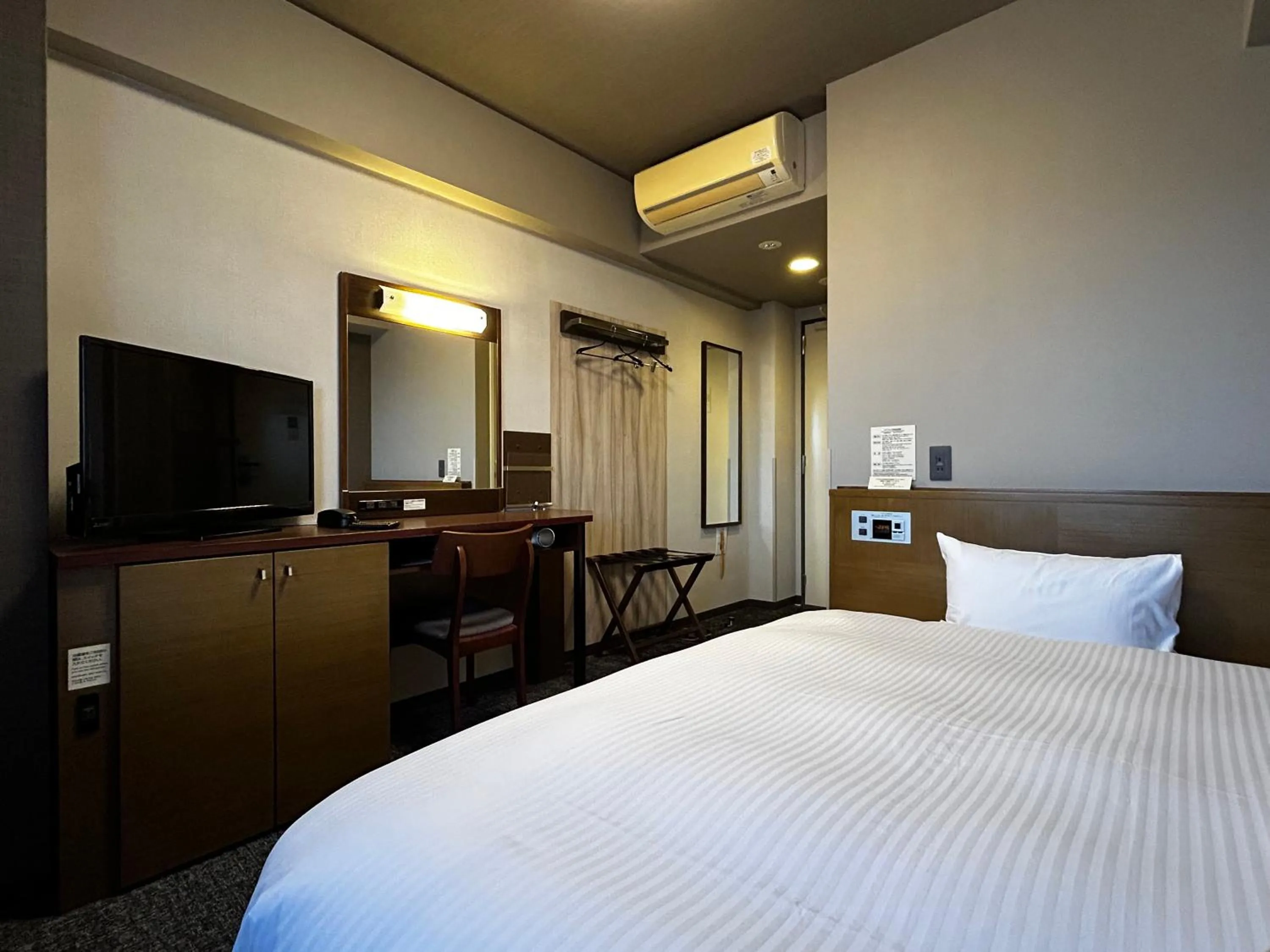 Photo of the whole room, Bed in Hotel Route-Inn Marugame