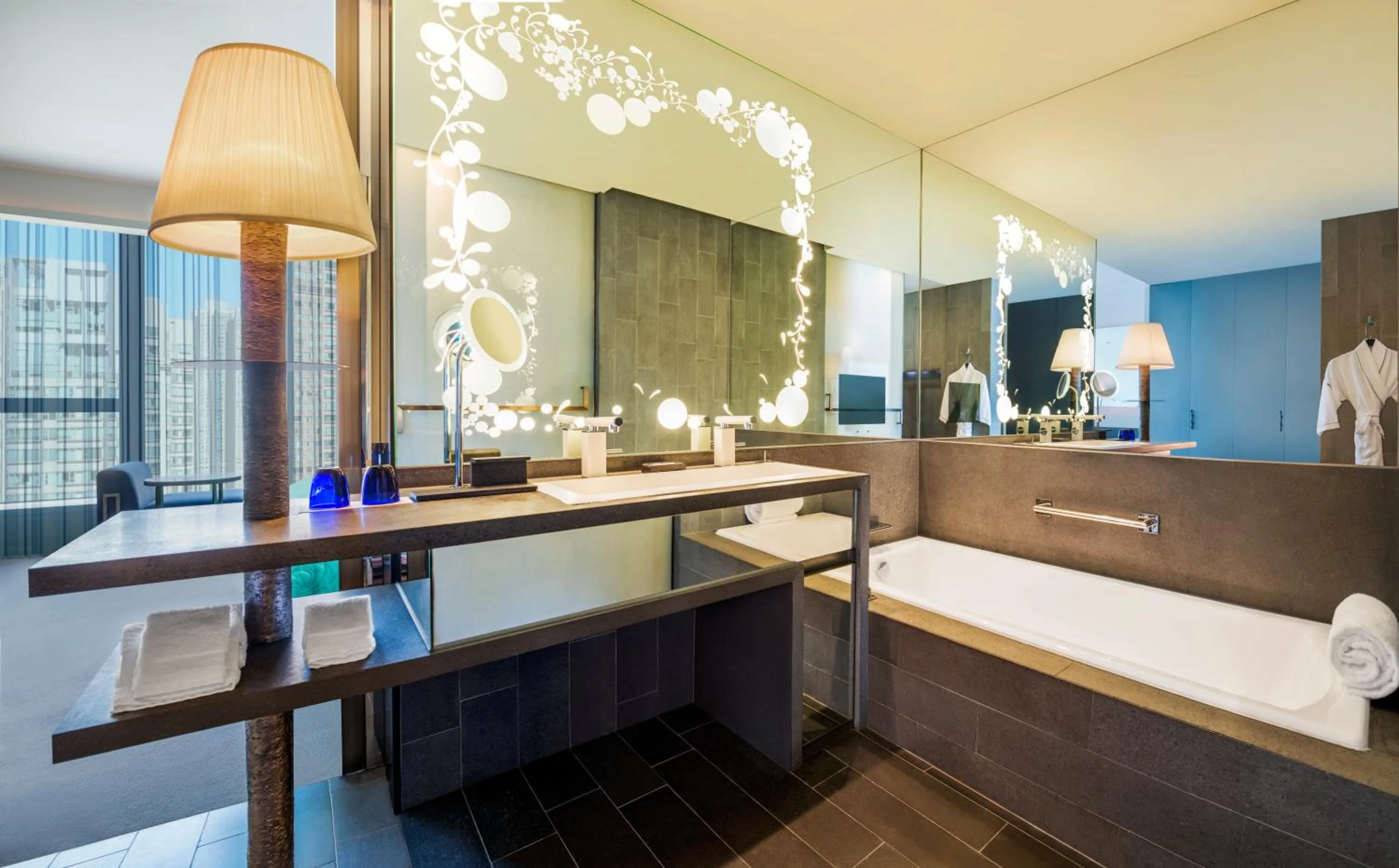 Wonderful Twin Room with City View in W Hong Kong