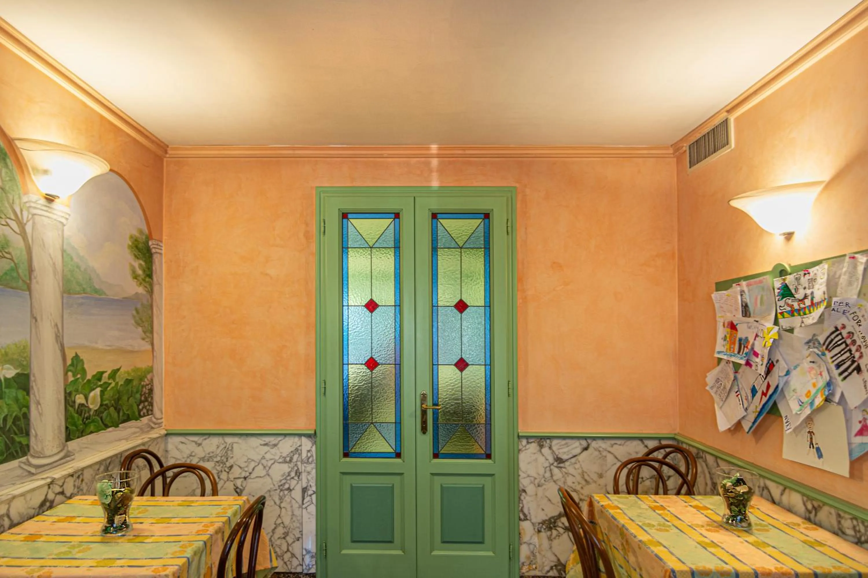 Restaurant/places to eat in Hotel Mariani