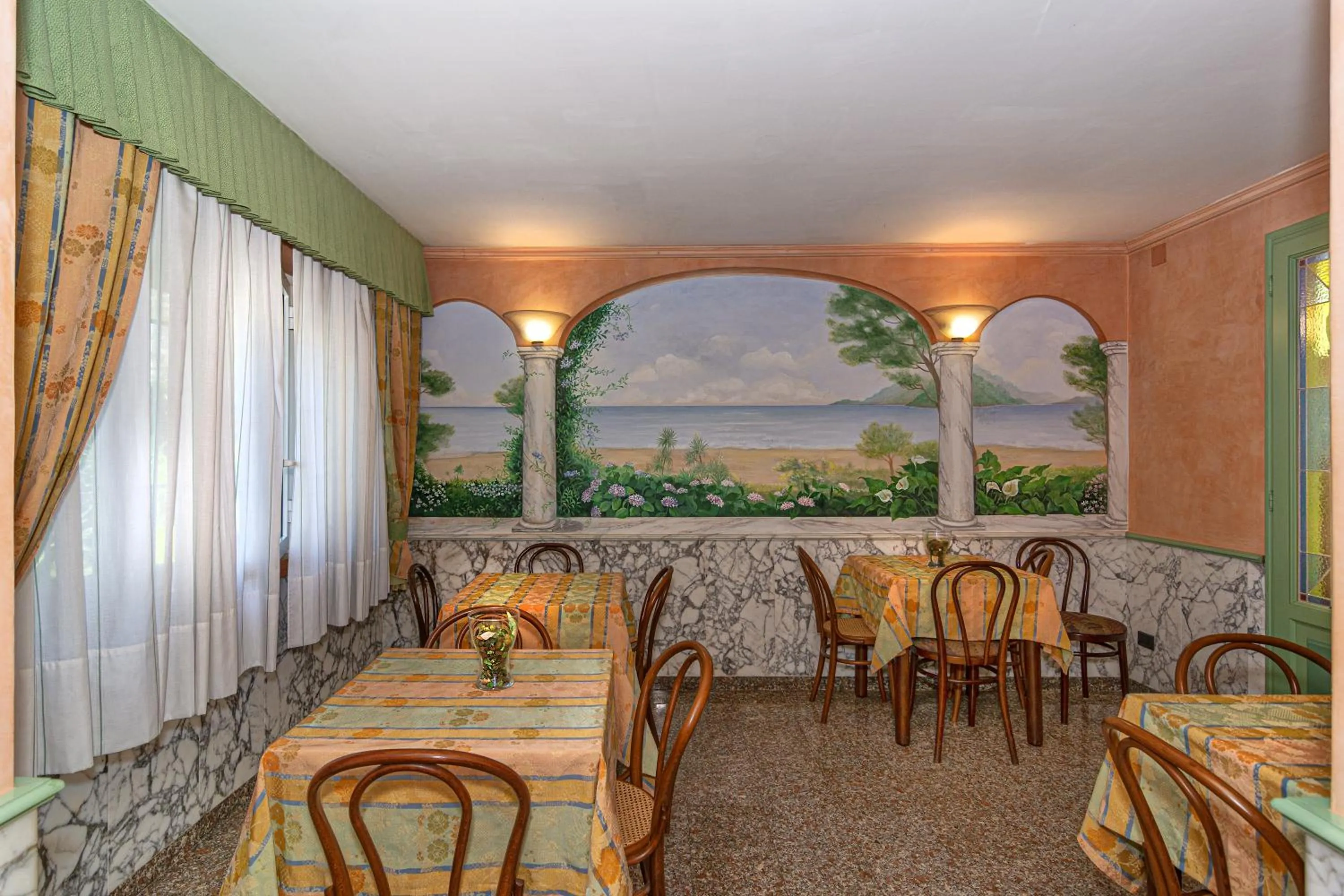 Restaurant/places to eat in Hotel Mariani