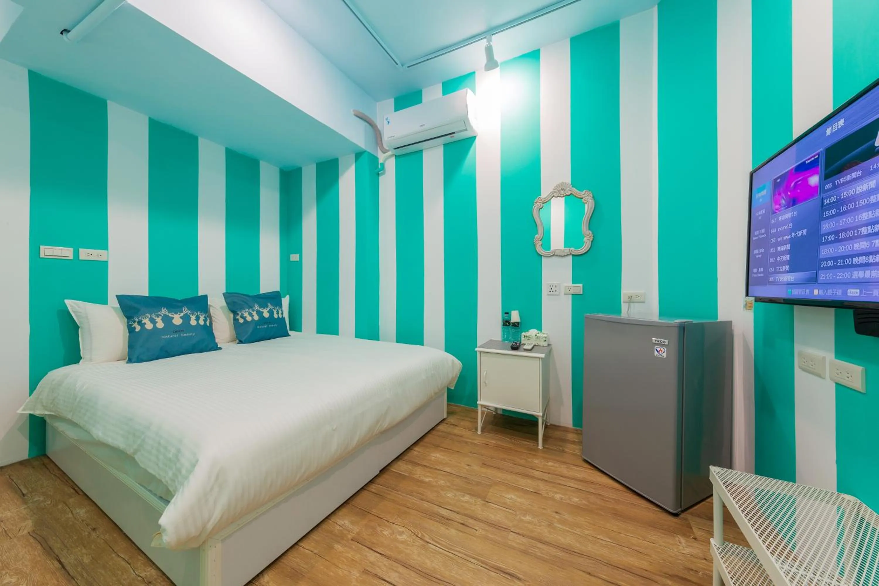 Communal lounge/ TV room, Bed in Kaohsiung I Hi Hotel