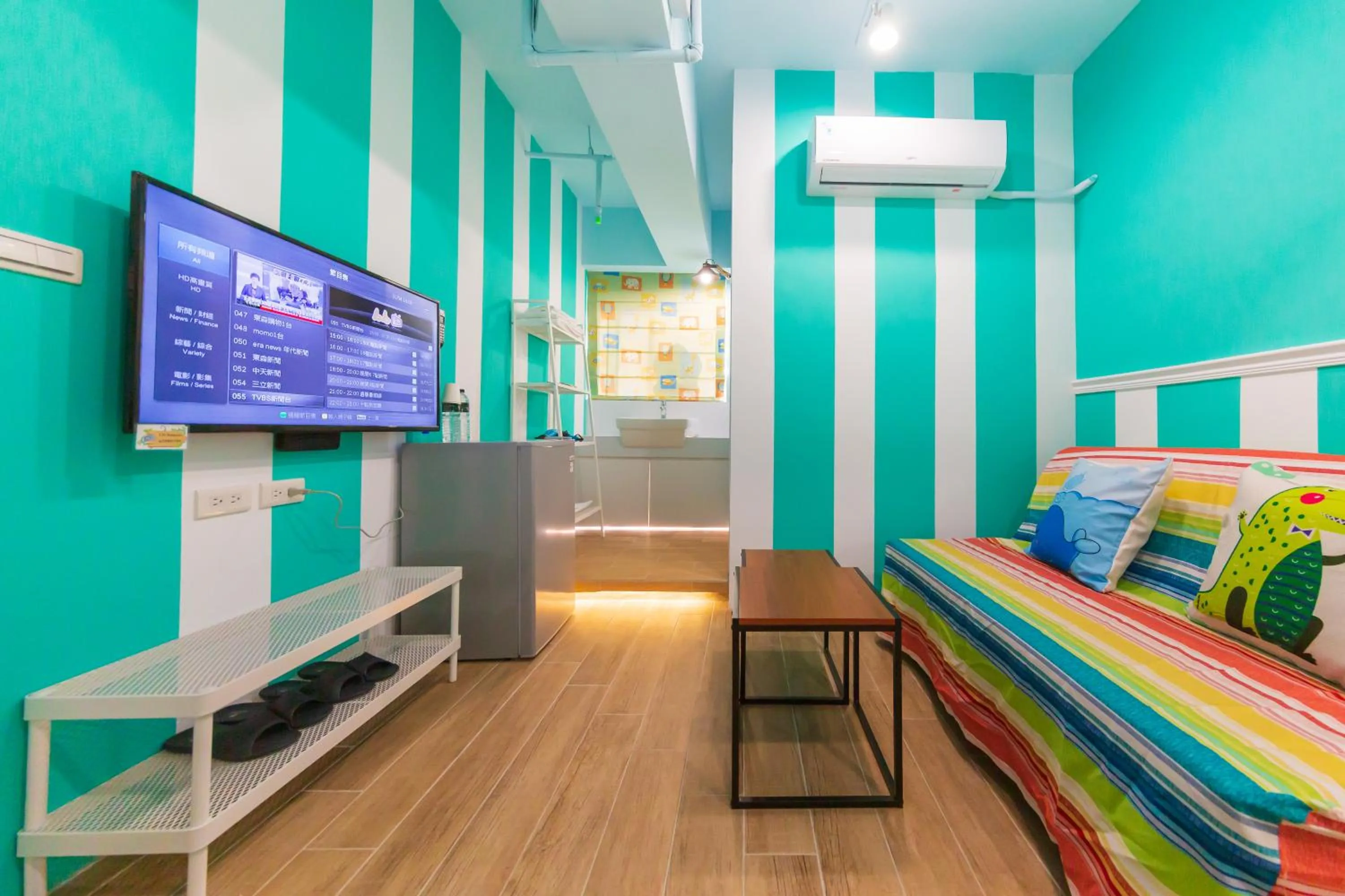 Communal lounge/ TV room, Bed in Kaohsiung I Hi Hotel
