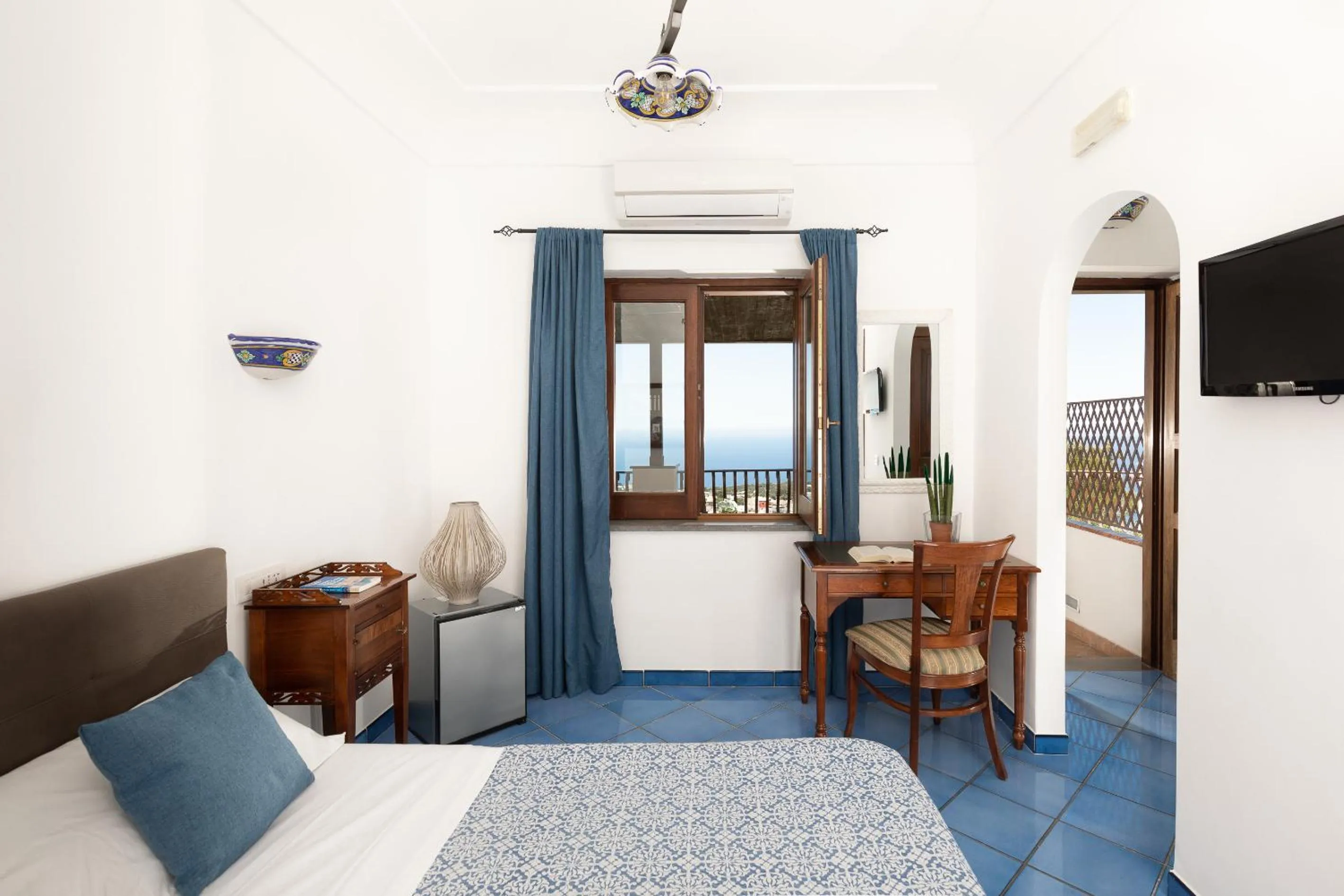 TV and multimedia, Bed in Monte Solaro Bed & Breakfast