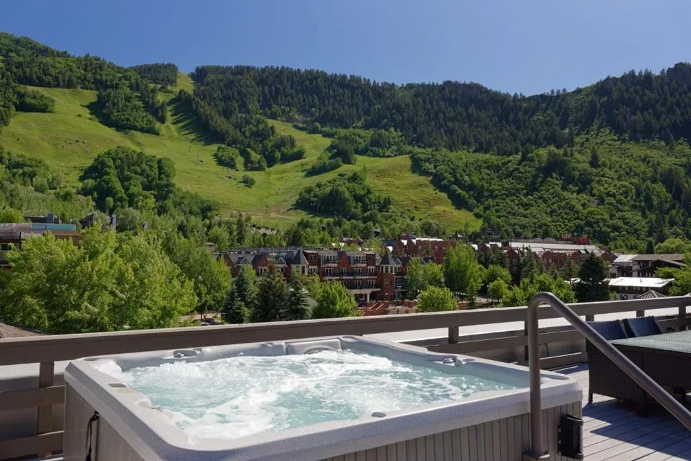 Hot Tub in Independence Square Unit 313, Downtown Hotel Room in Aspen with Rooftop Hot Tub