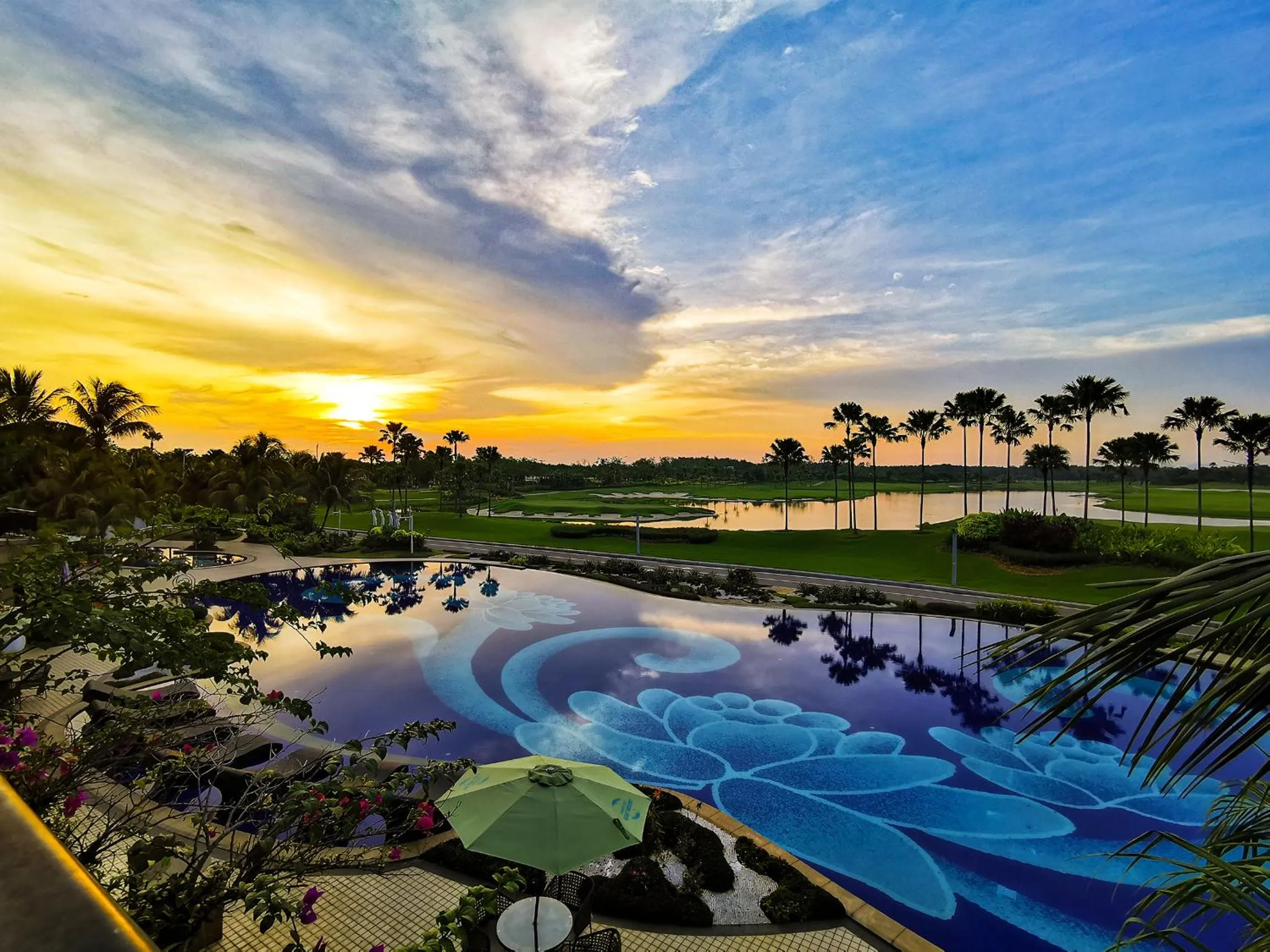 Swimming pool in Forest City Golf Hotel