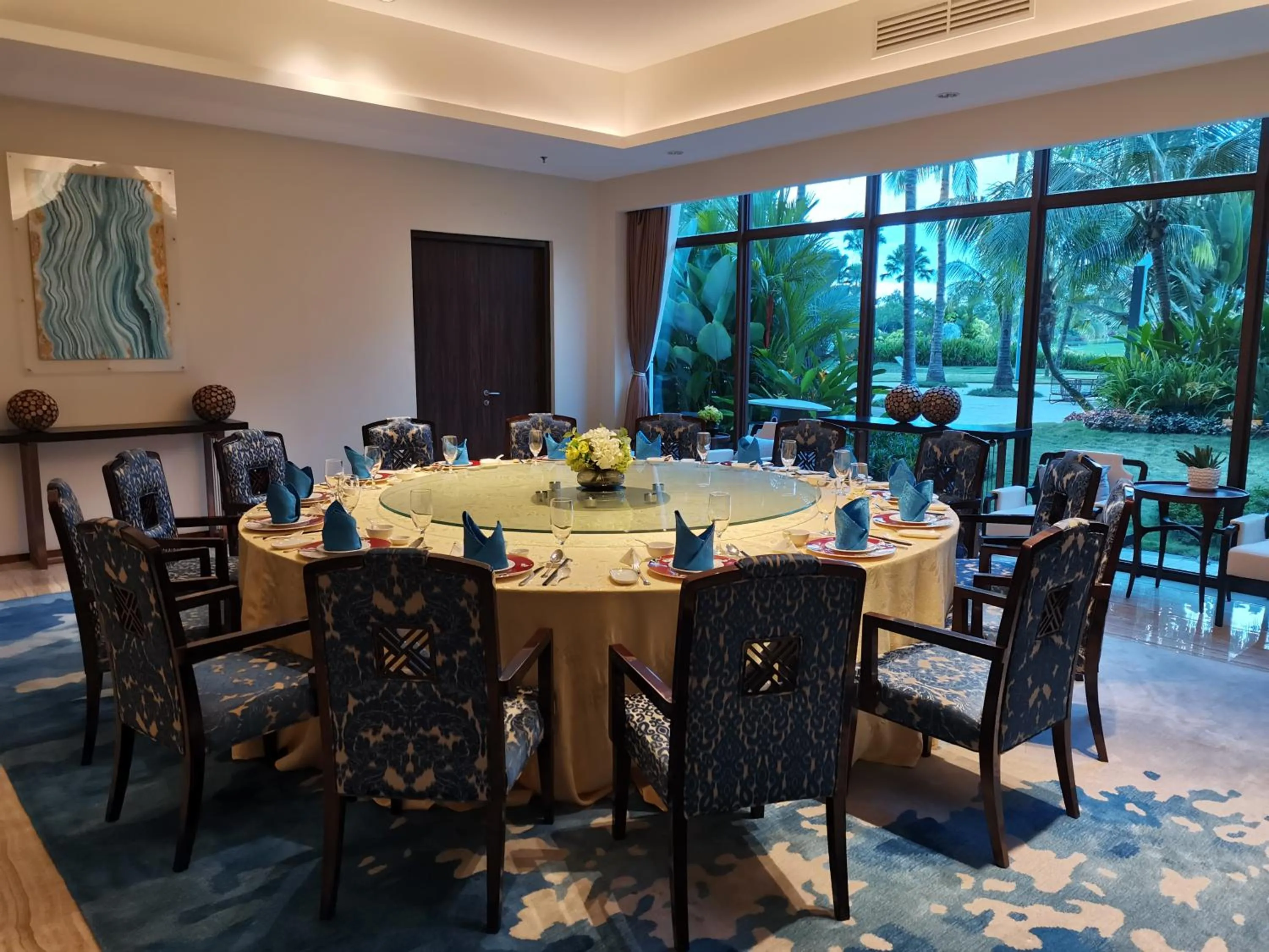 Restaurant/places to eat in Forest City Golf Hotel