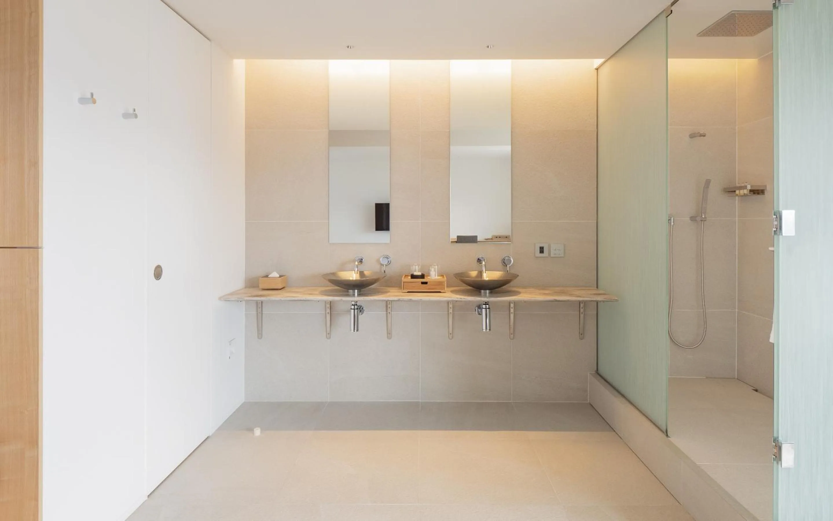 Shower in WE Hotel Toya