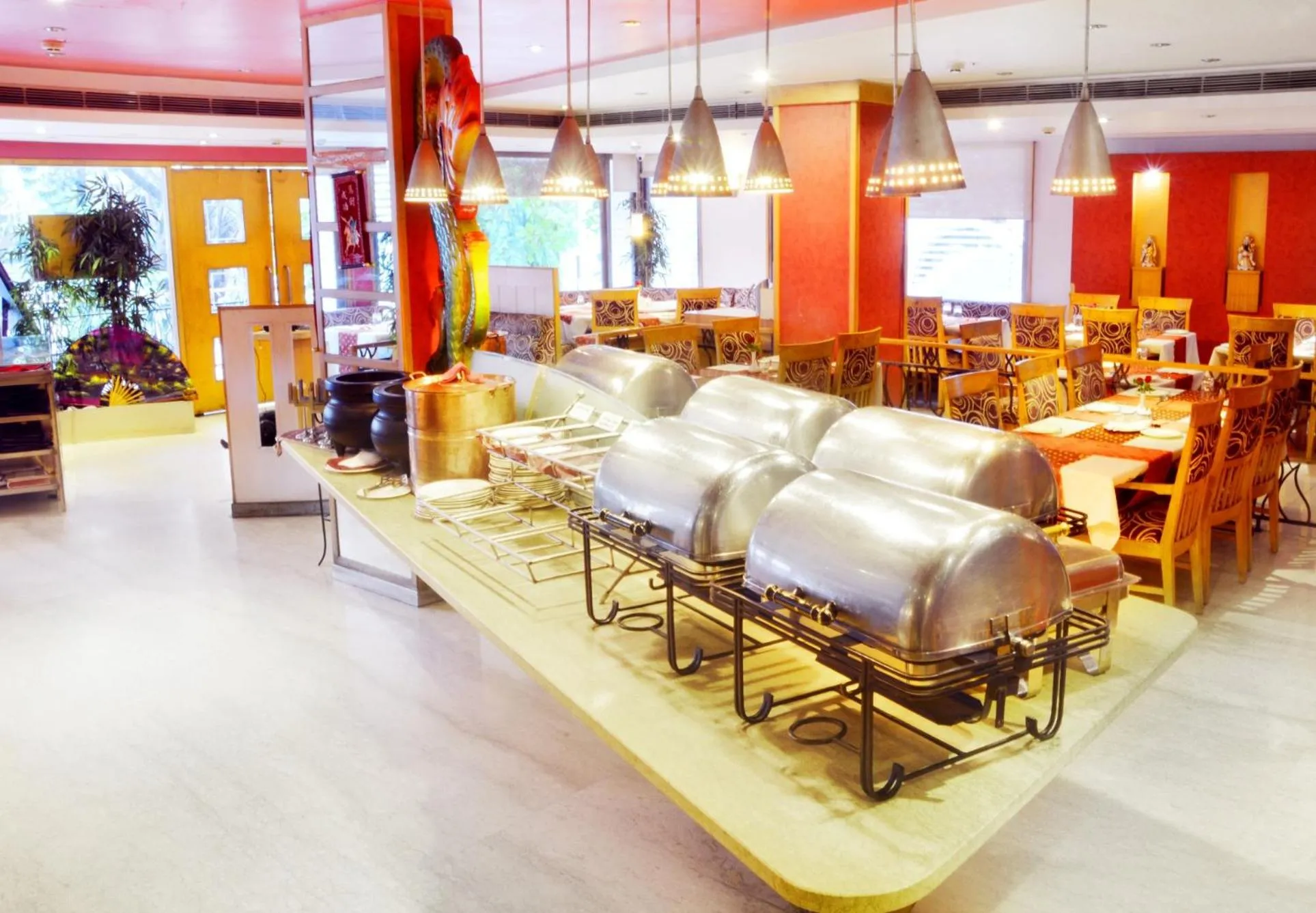 Restaurant/places to eat in Ashraya International Hotel