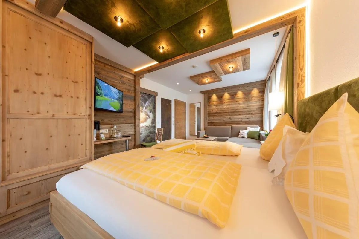 Shower, Bed in Hotel Sporthof Austria