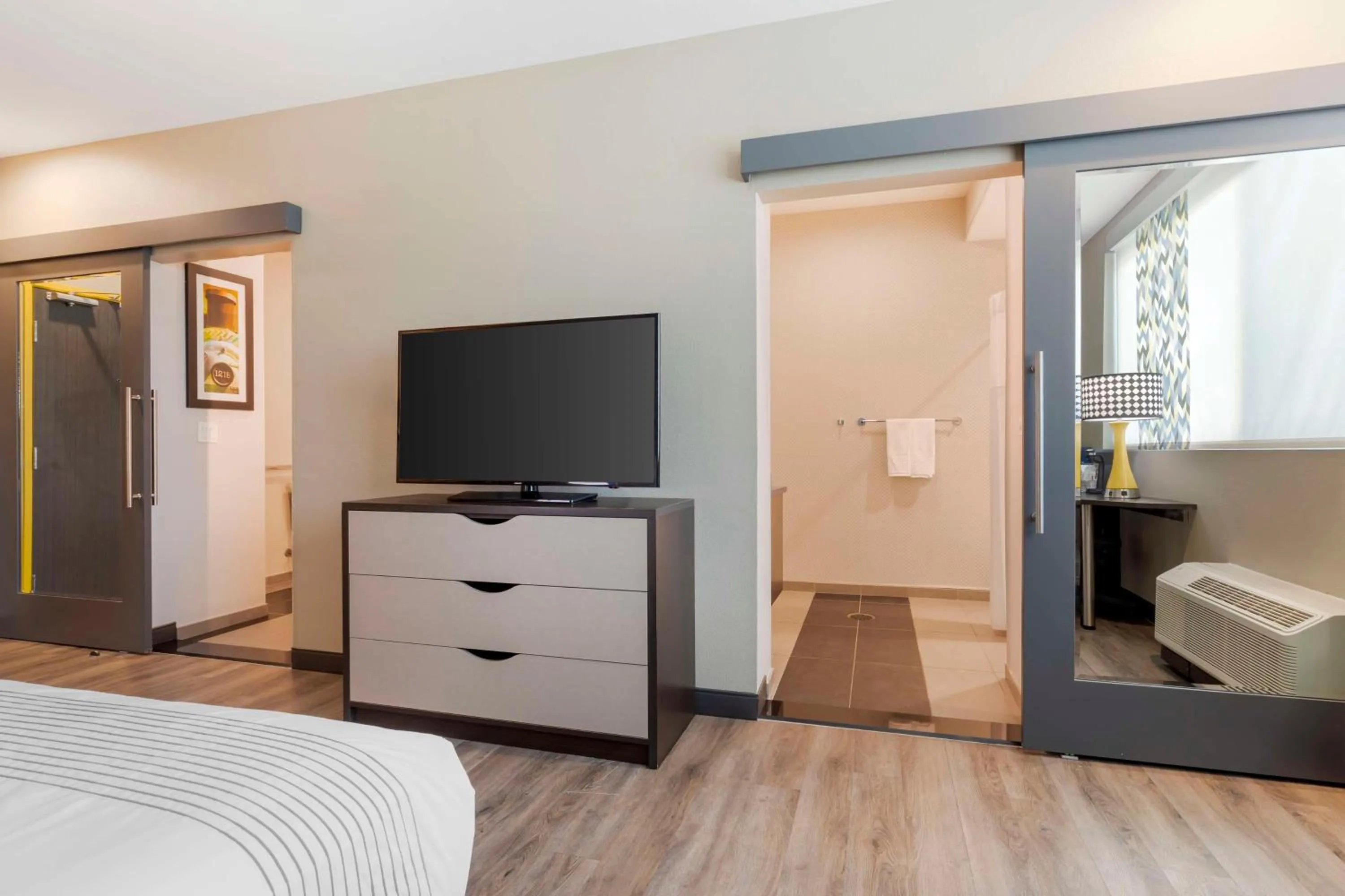 Bedroom, Bed in GLō Best Western Dallas South DeSoto