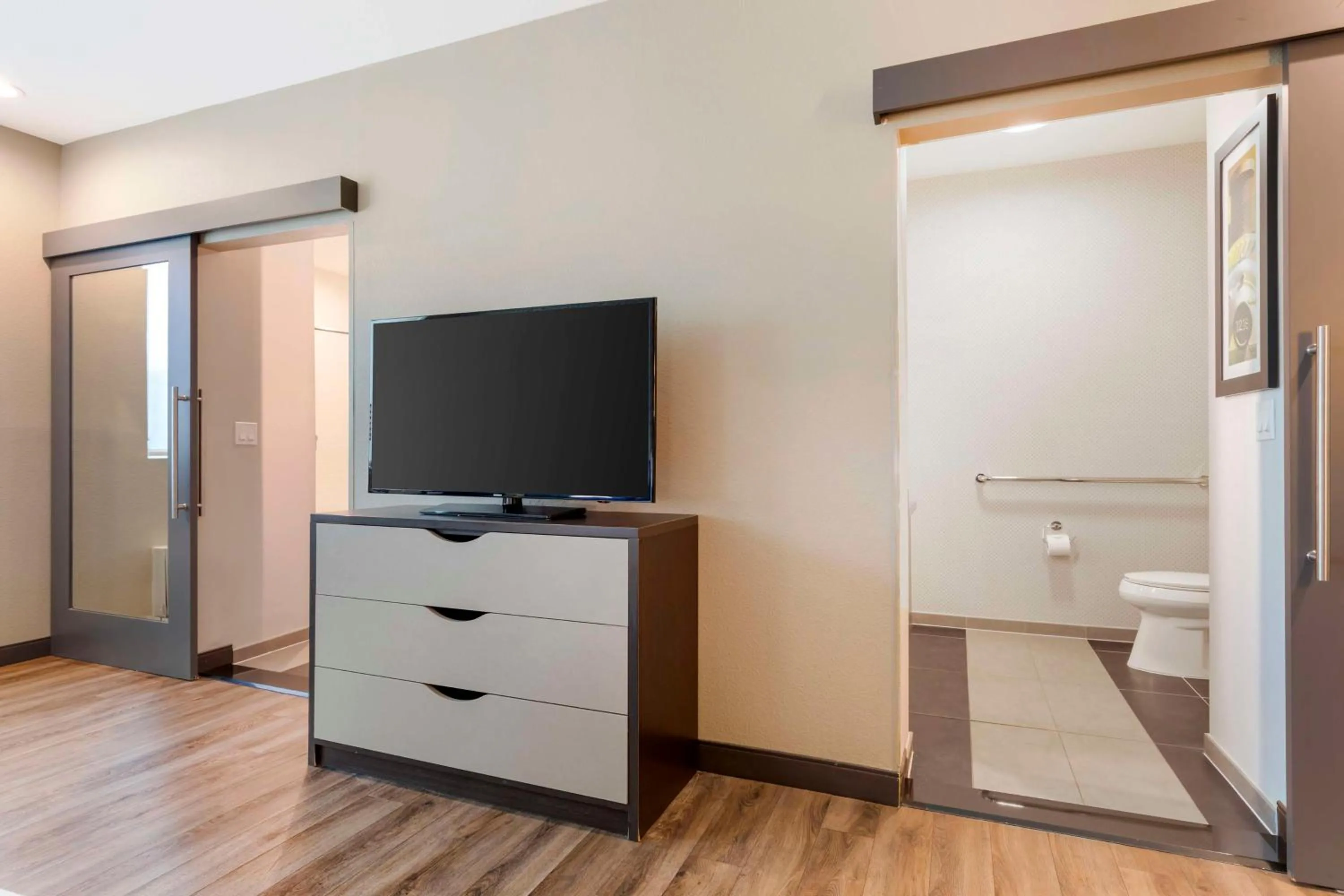 Bedroom in GLō Best Western Dallas South DeSoto