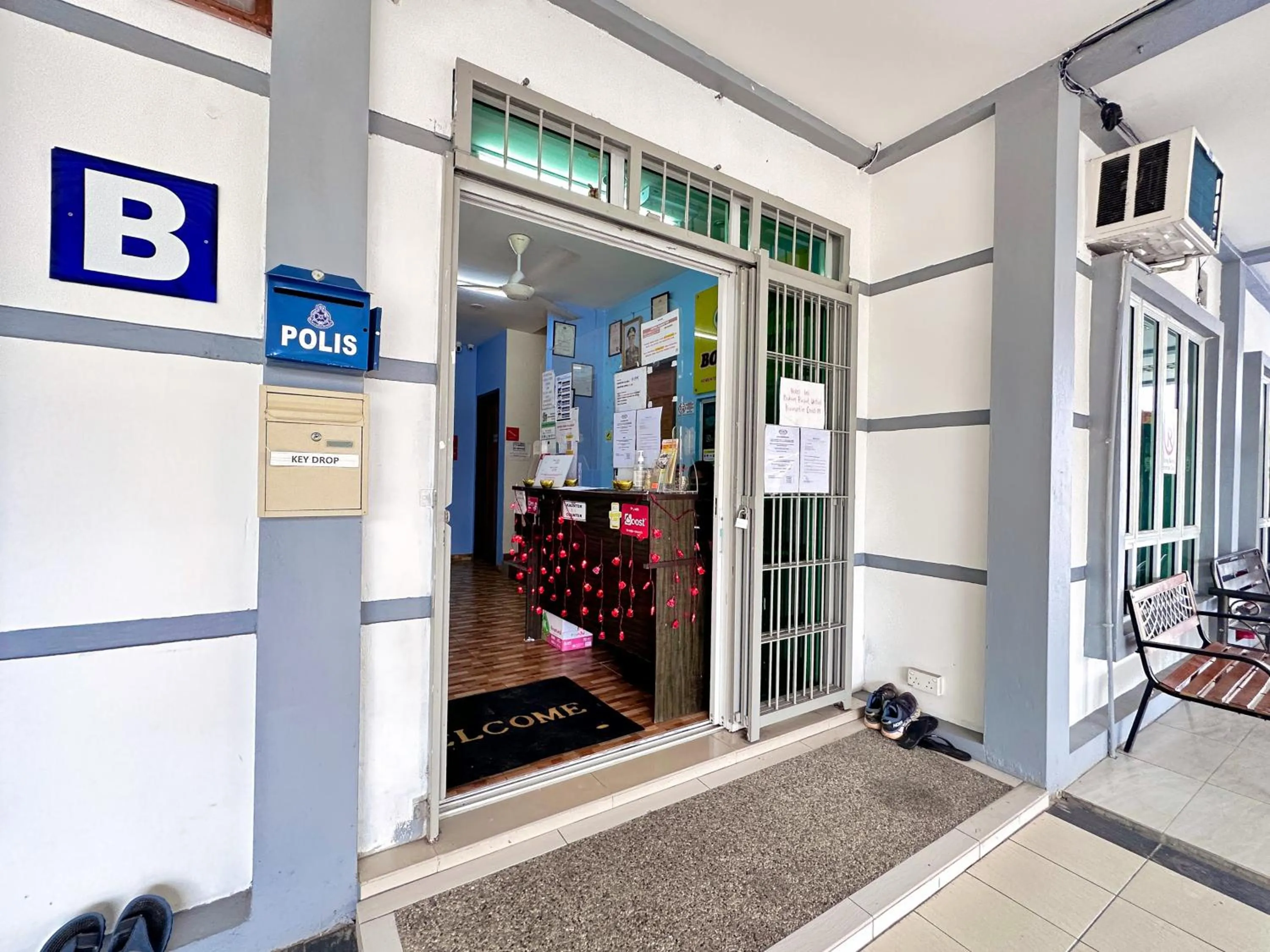 Facade/entrance in Borneo Inn