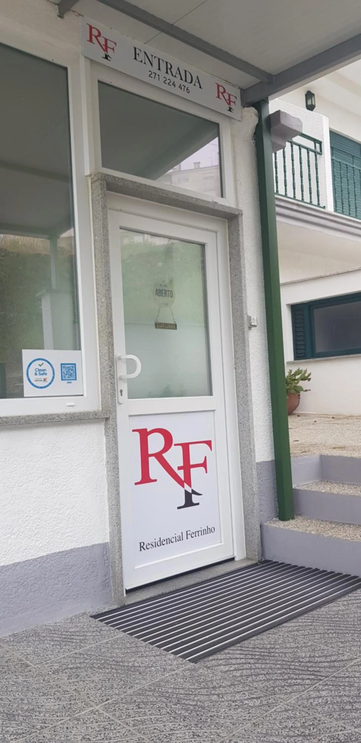 Facade/entrance in Ferrinho