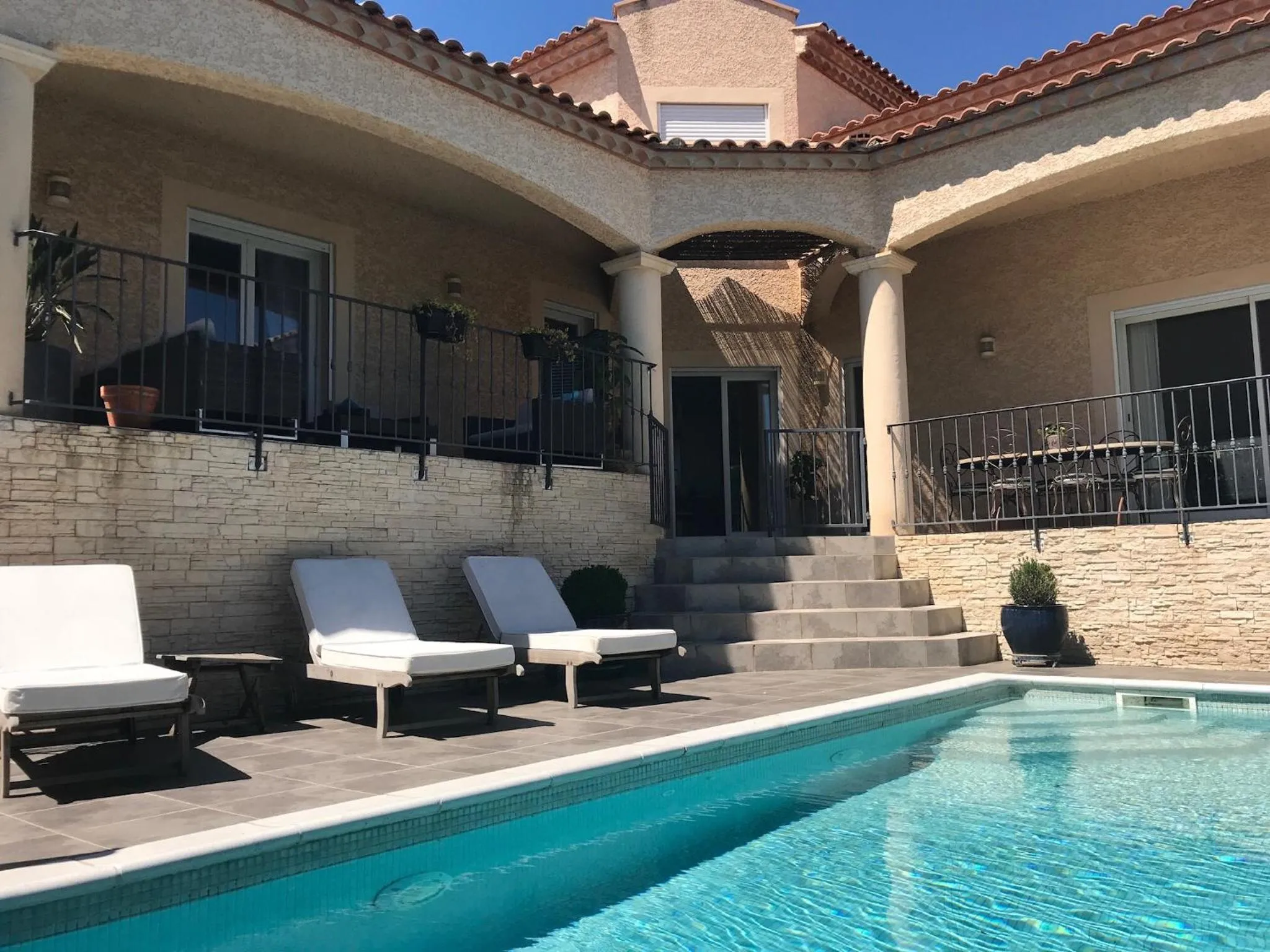 Swimming pool in Bouzigues Suite Parentale Étang de Thau