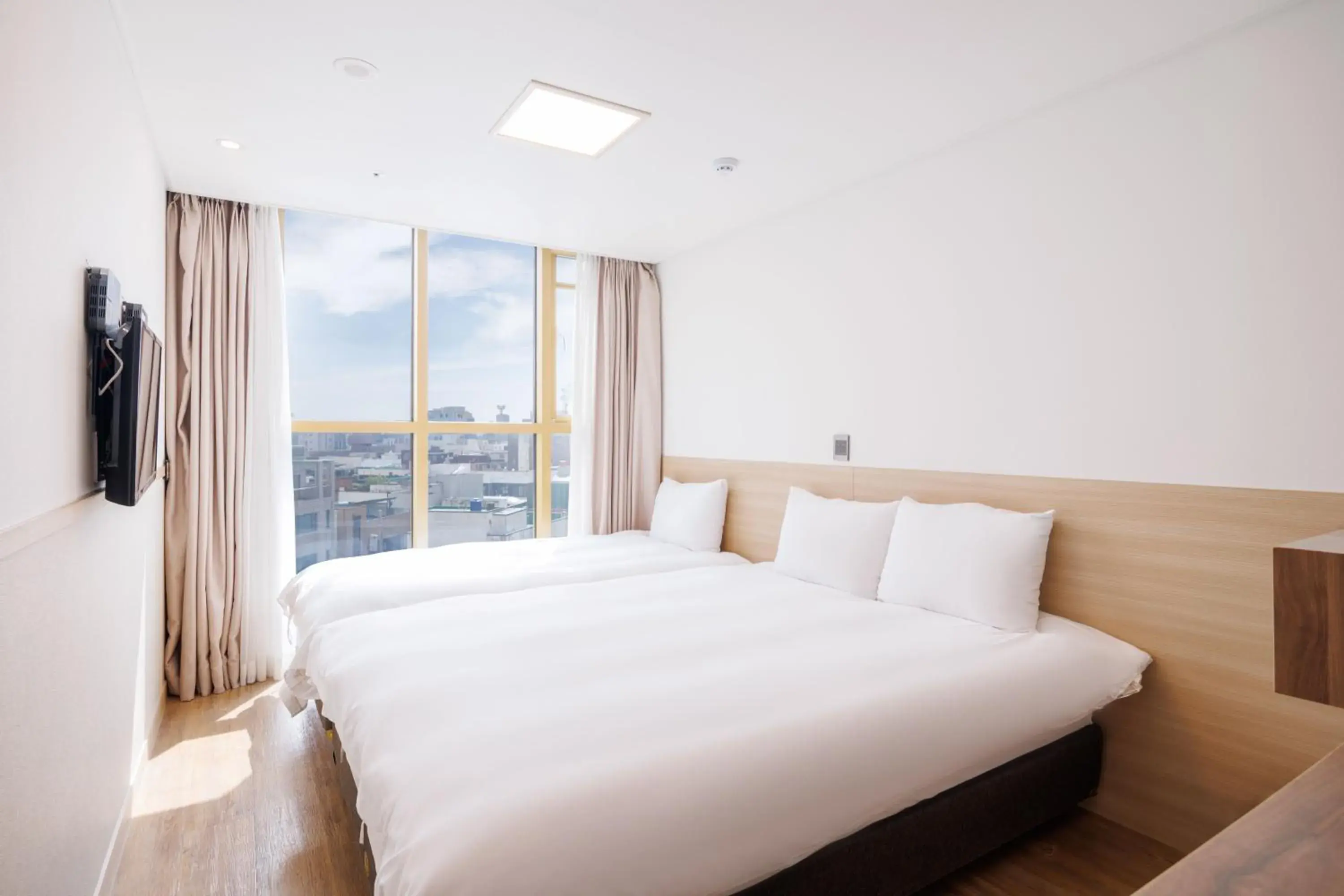 Family Twin Room - City View in Kenny Stay Jeju Seogwipo Family Twin Room - City View in Kenny Stay Jeju Seogwipo
