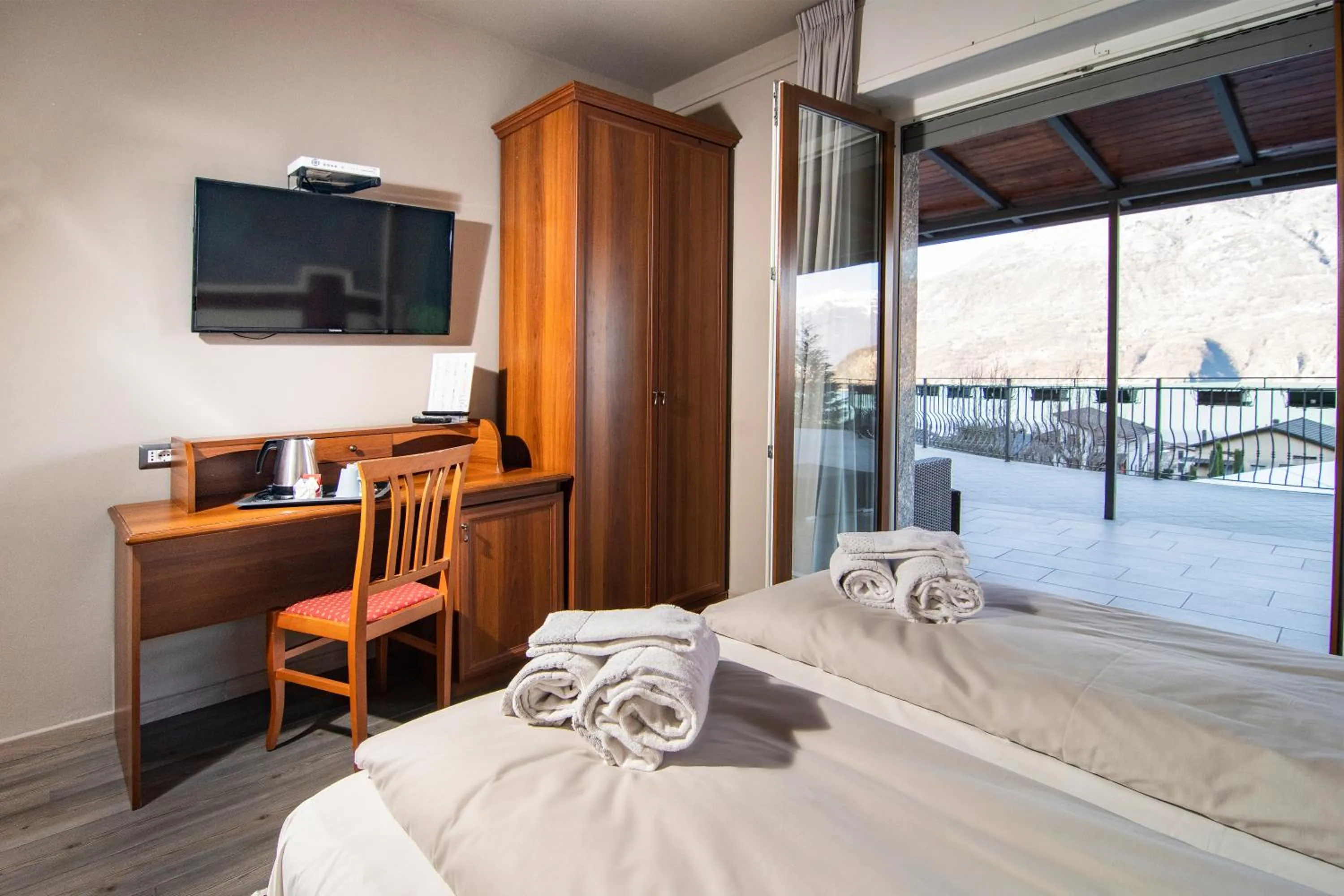 Balcony/Terrace, Bed in Hotel Saligari