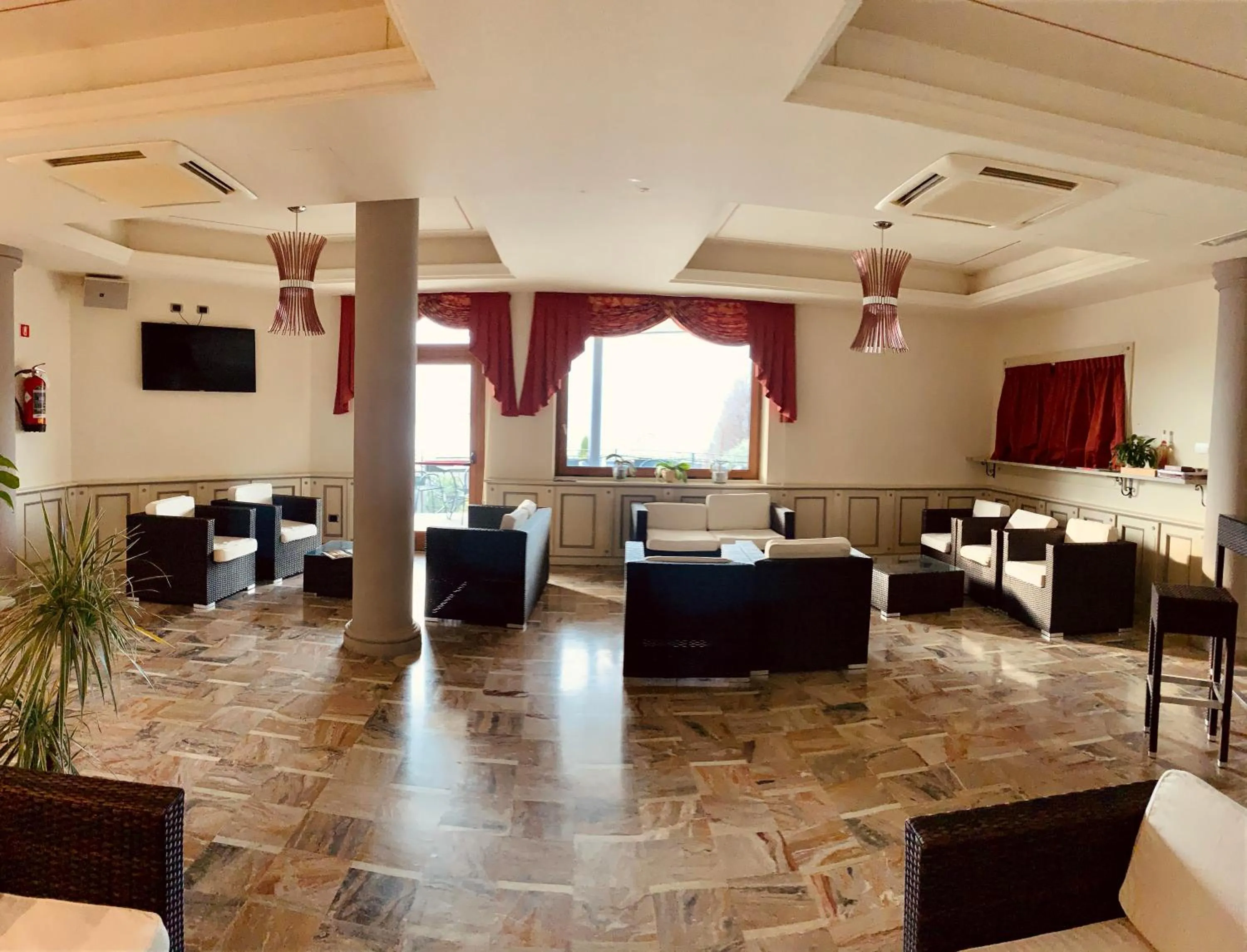 Communal lounge/ TV room in Hotel Saligari