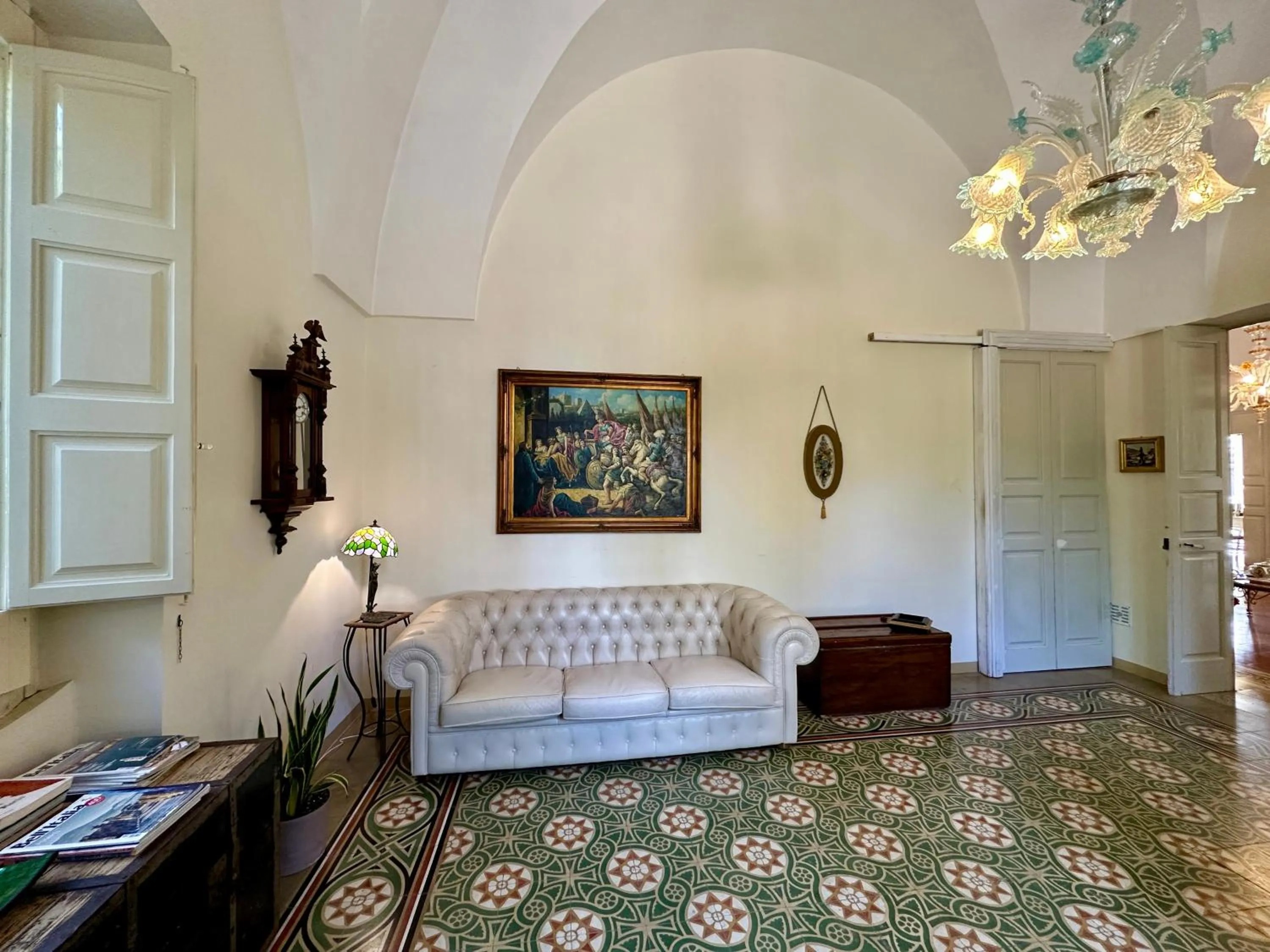 Communal lounge/ TV room in Villa Scinata Dimora Storica