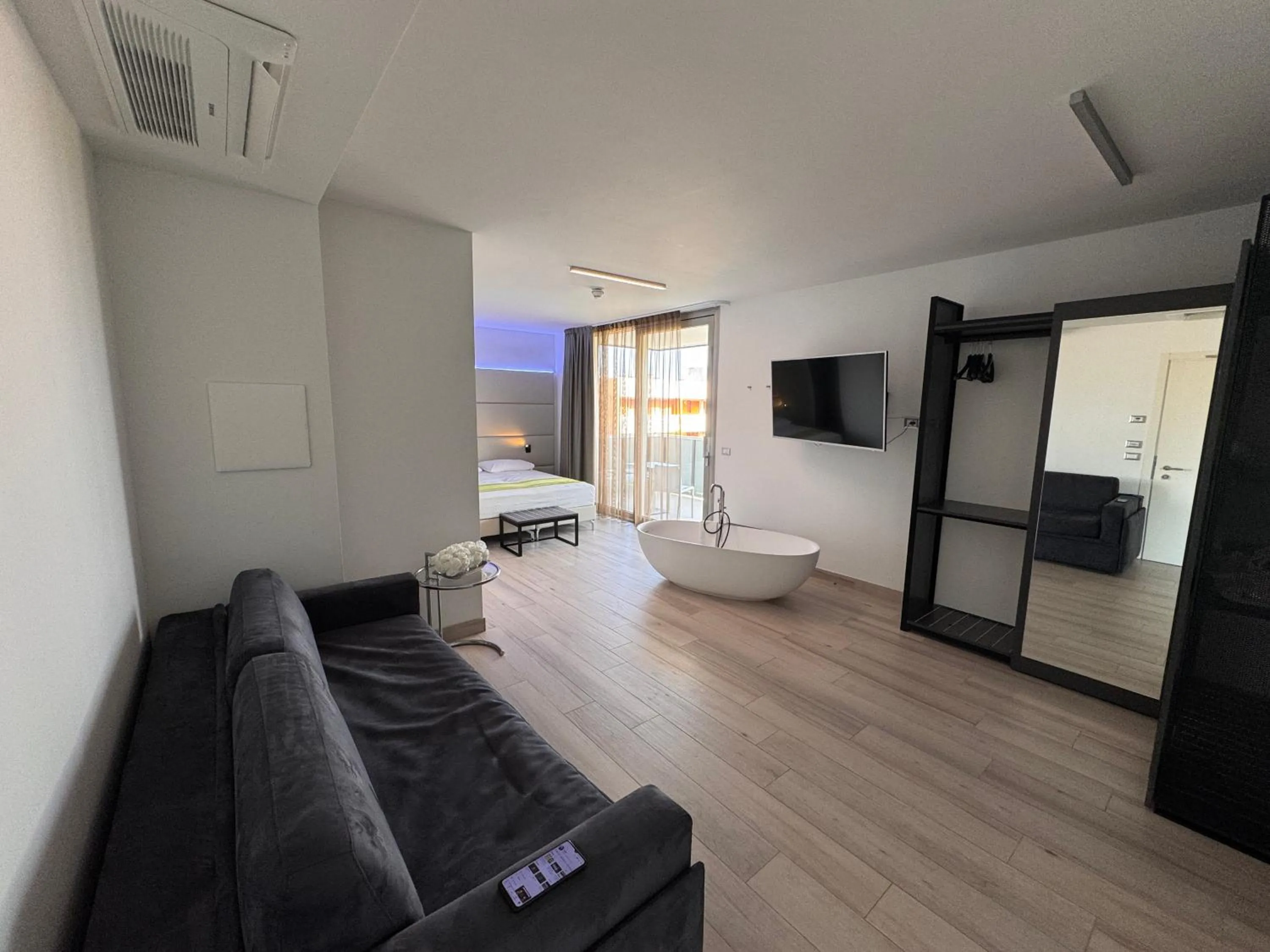 Photo of the whole room in HOTEL VENICE BEACH HVB 34 Lifestyle 4 Superior