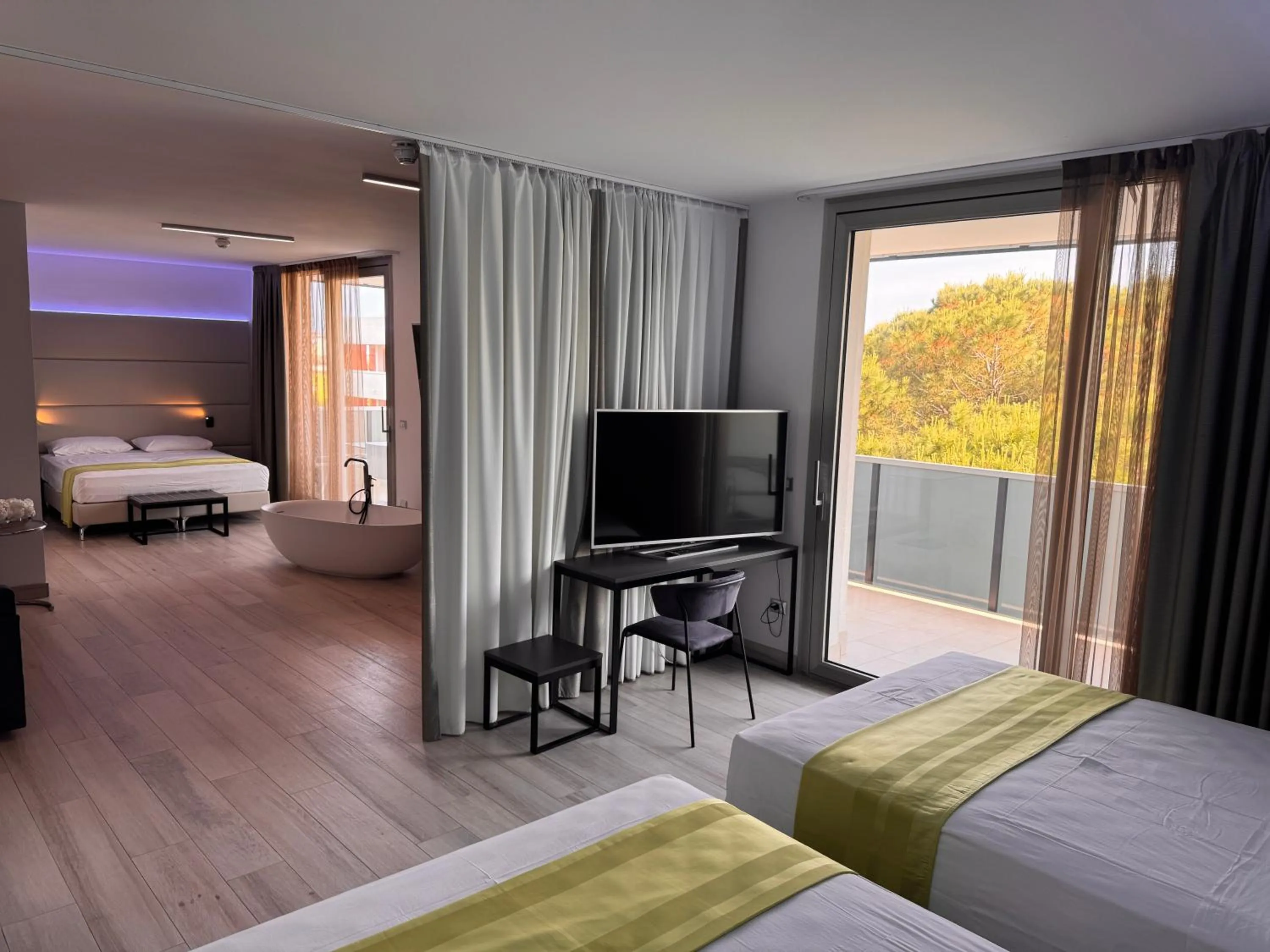 Communal lounge/ TV room, Bed in HOTEL VENICE BEACH HVB 34 Lifestyle 4 Superior