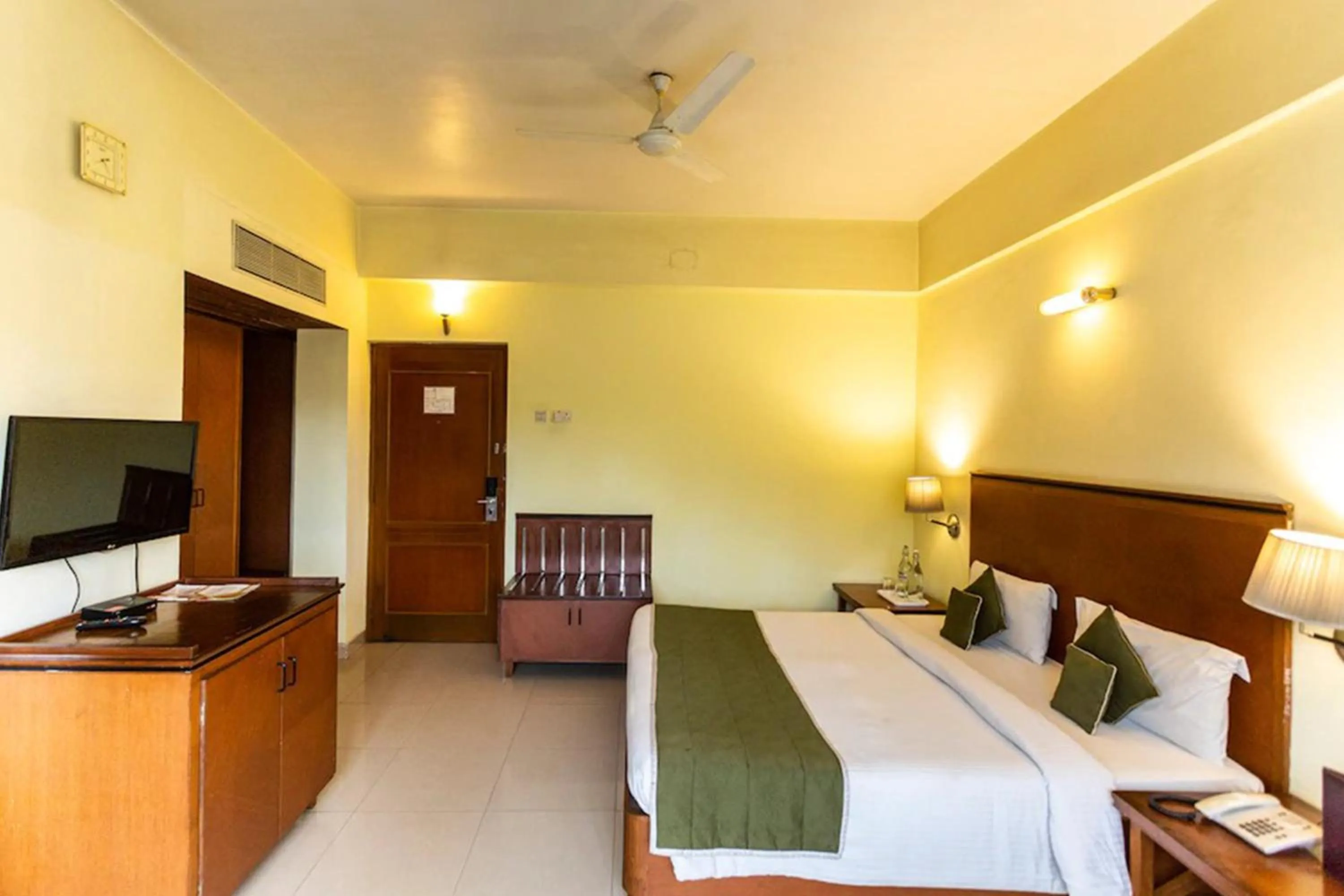 Bedroom, Bed in Peerless Hotel Durgapur