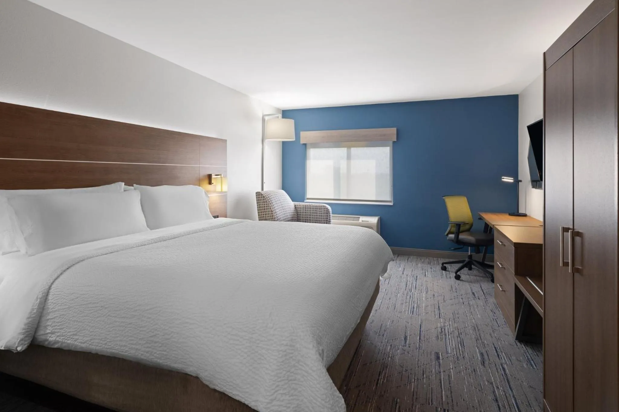 Photo of the whole room, Bed in Holiday Inn Express Sheboygan-Kohler / I-43 by IHG