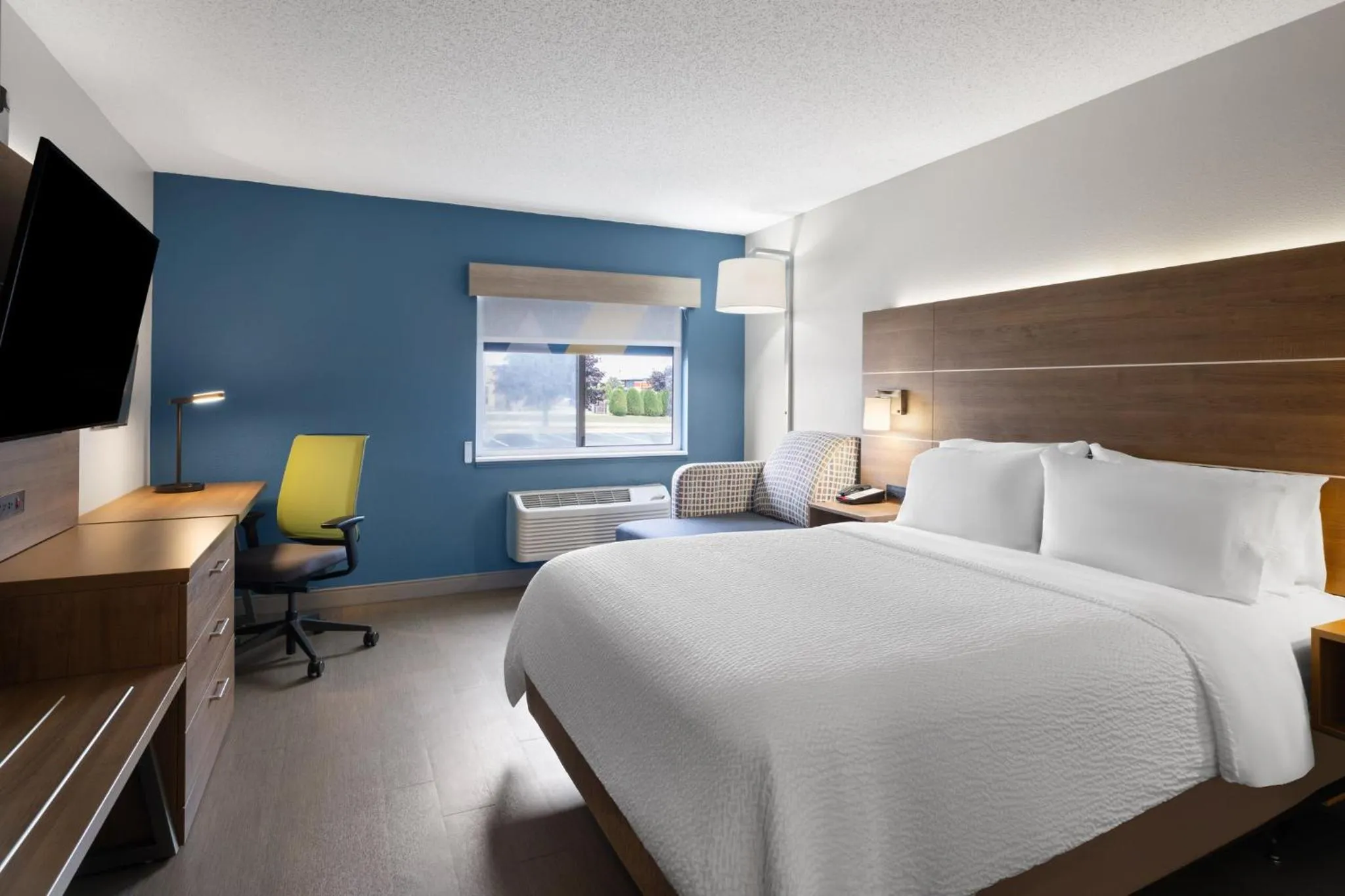 Photo of the whole room, Bed in Holiday Inn Express Sheboygan-Kohler / I-43 by IHG