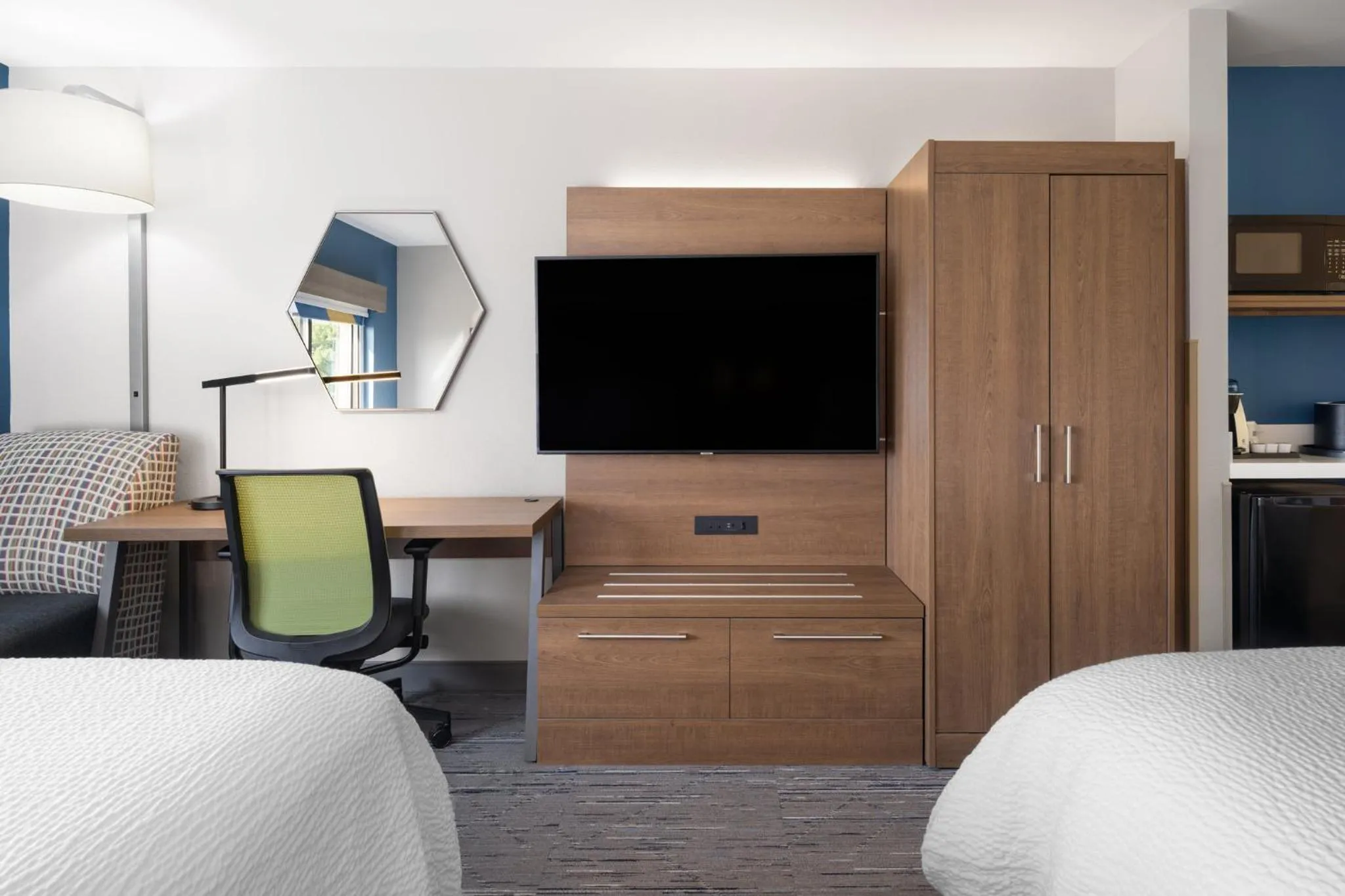 Photo of the whole room, Bed in Holiday Inn Express Sheboygan-Kohler / I-43 by IHG