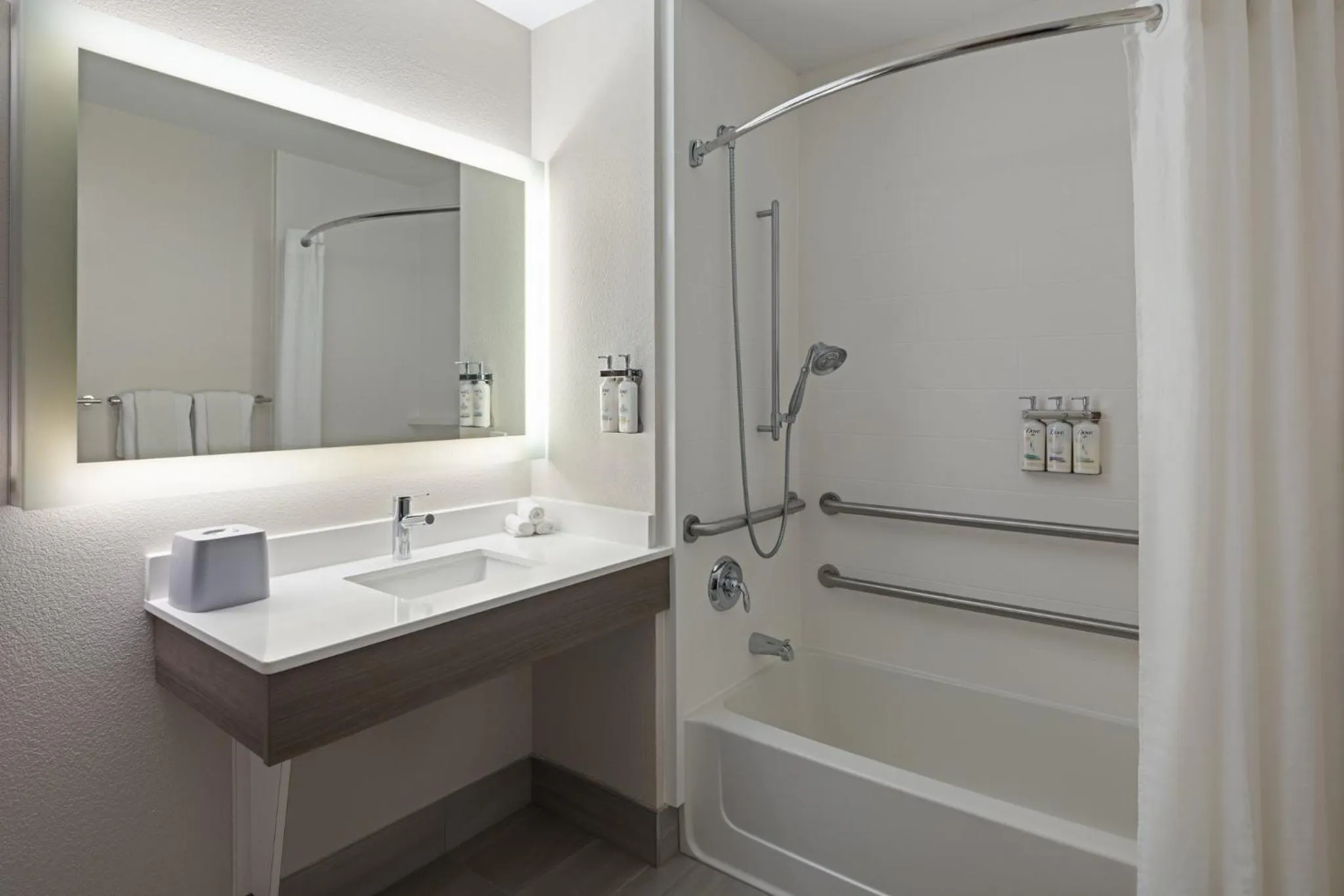 Photo of the whole room in Holiday Inn Express Sheboygan-Kohler / I-43 by IHG