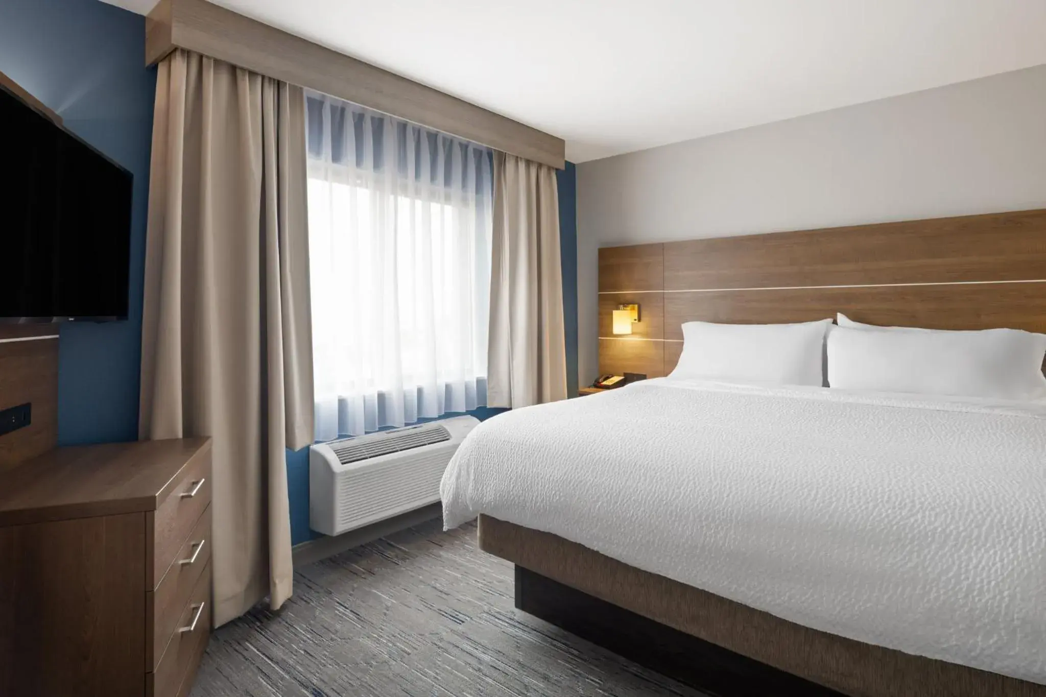 One-Bedroom King Suite with Sofa Bed in Holiday Inn Express Sheboygan-Kohler / I-43 by IHG One-Bedroom King Suite with Sofa Bed in Holiday Inn Express Sheboygan-Kohler / I-43 by IHG