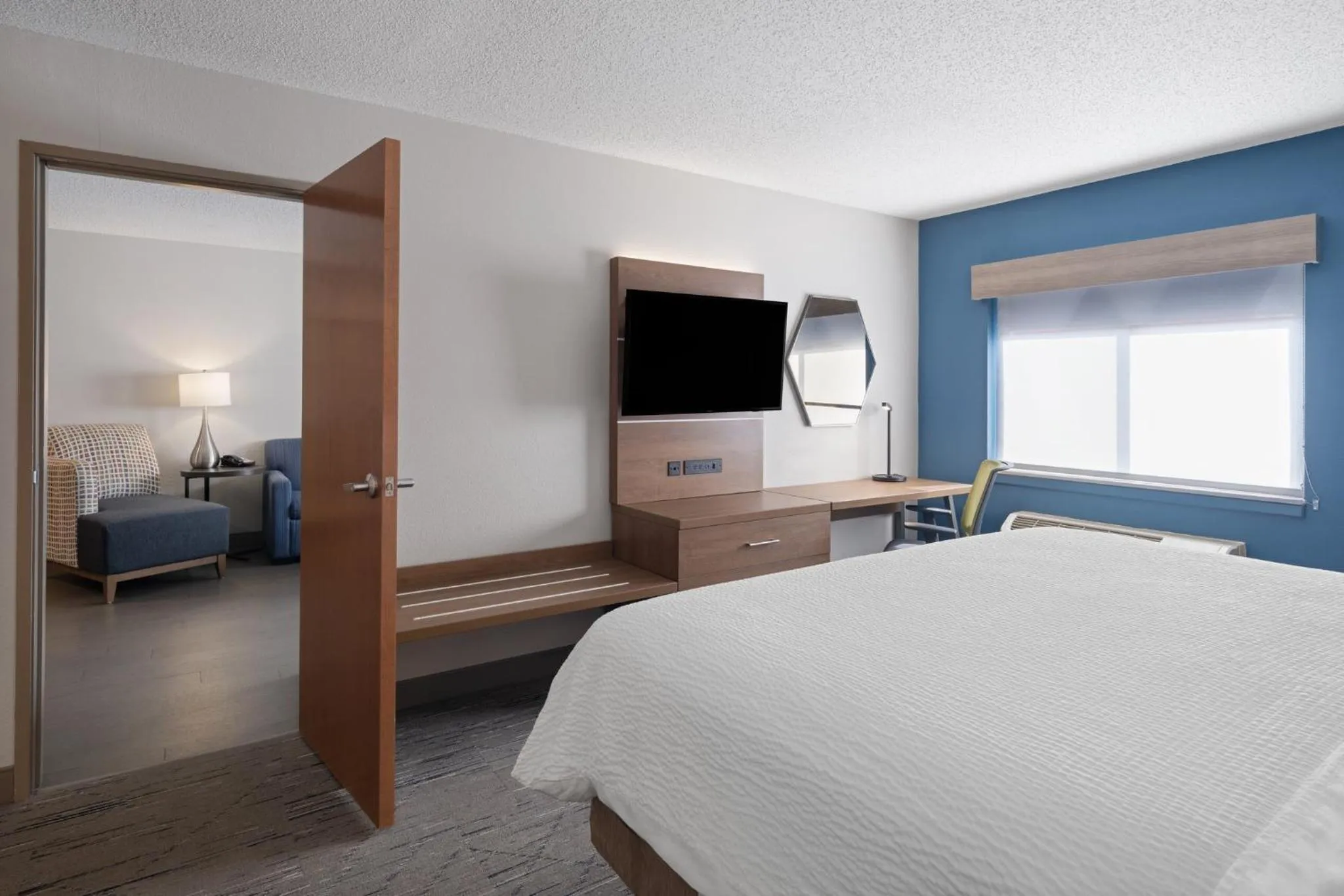 Photo of the whole room, Bed in Holiday Inn Express Sheboygan-Kohler / I-43 by IHG
