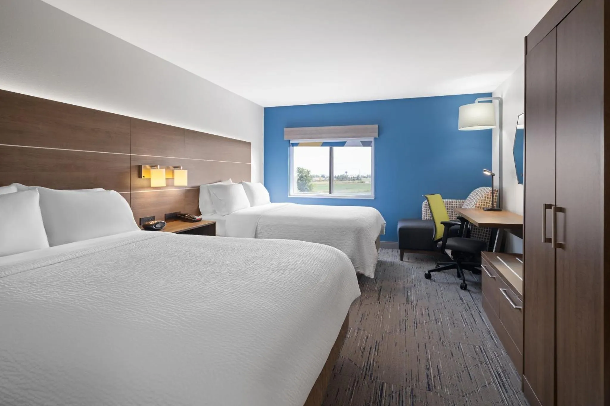 Photo of the whole room, Bed in Holiday Inn Express Sheboygan-Kohler / I-43 by IHG