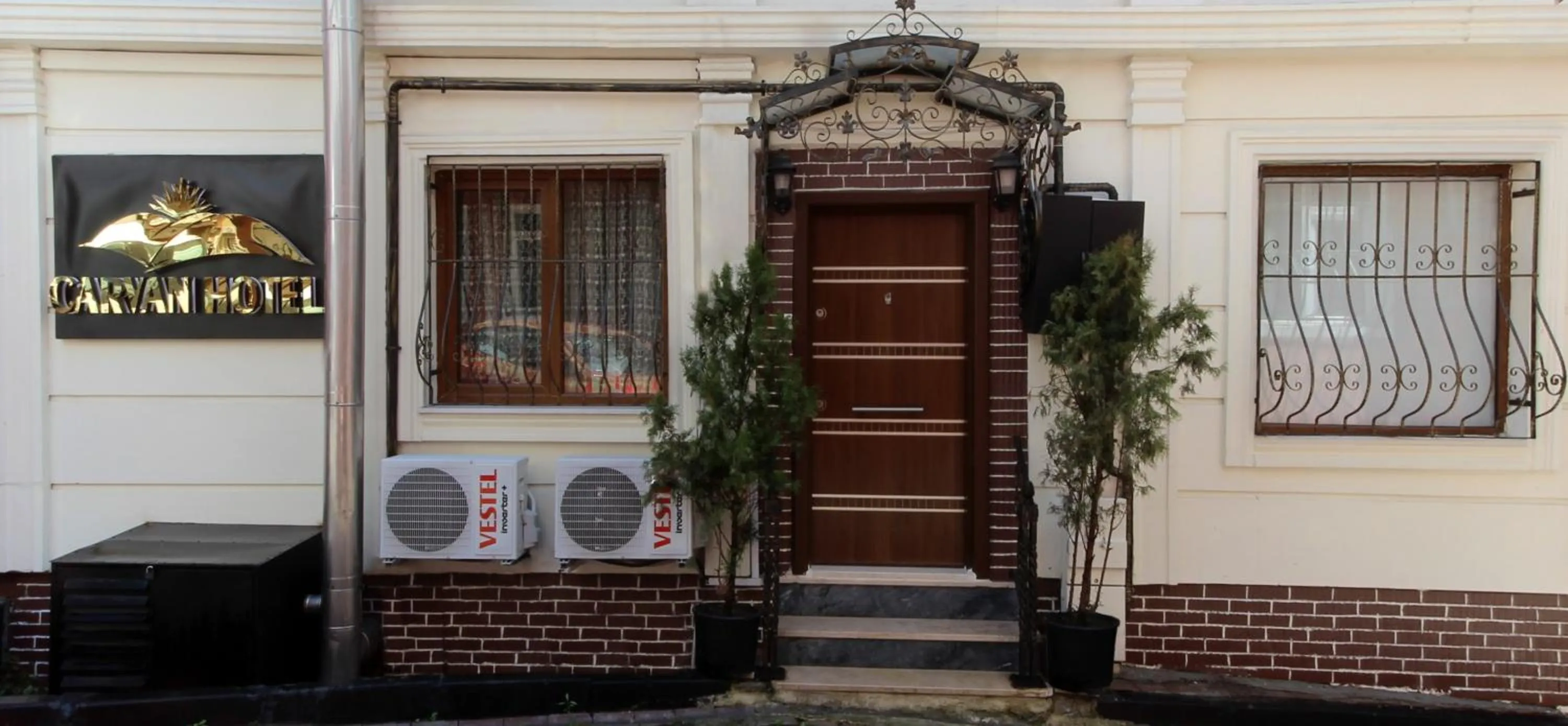 Facade/entrance in carvan hotel