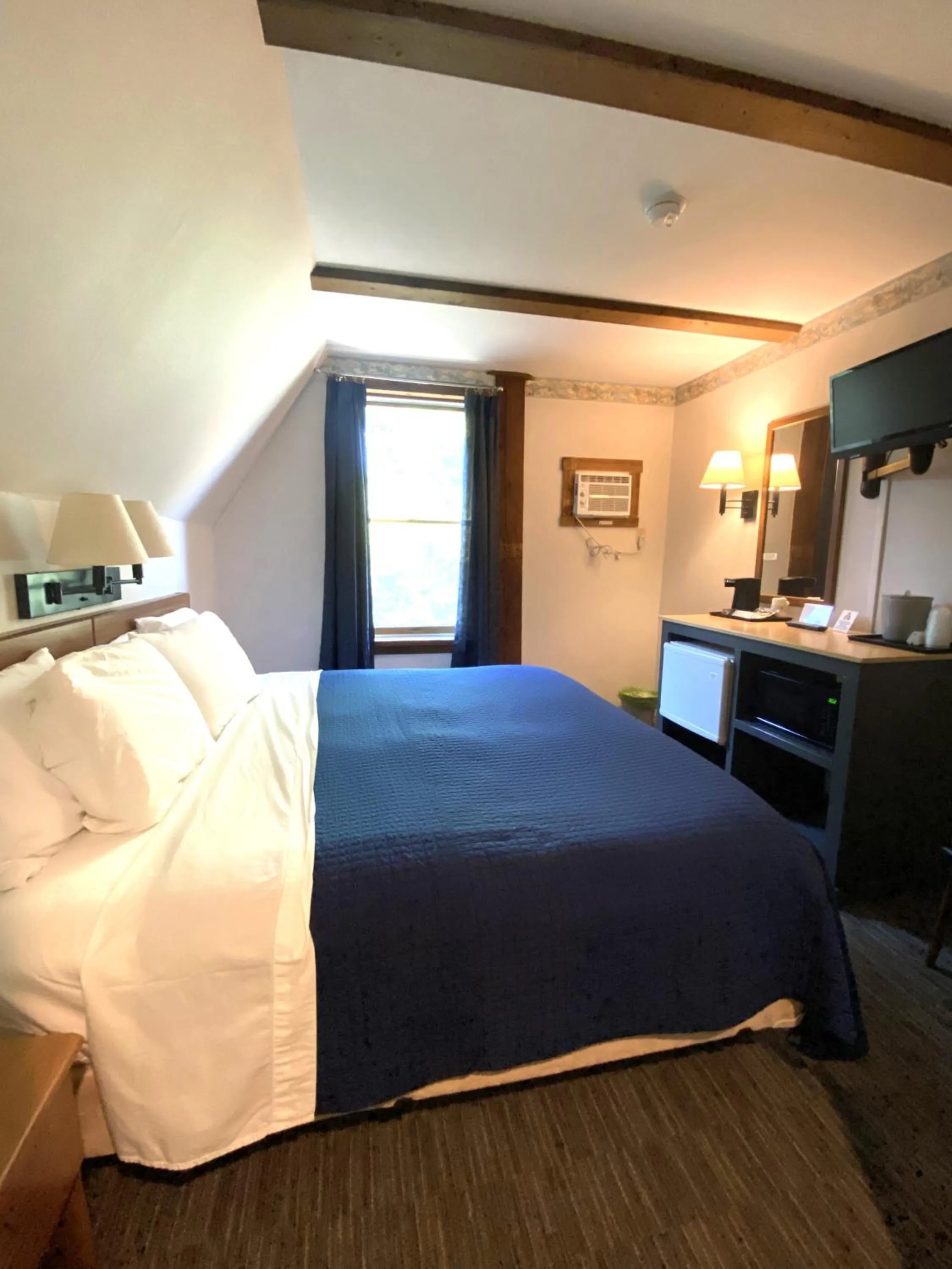 Bedroom, Bed in Lake Ontario Motel & Inn