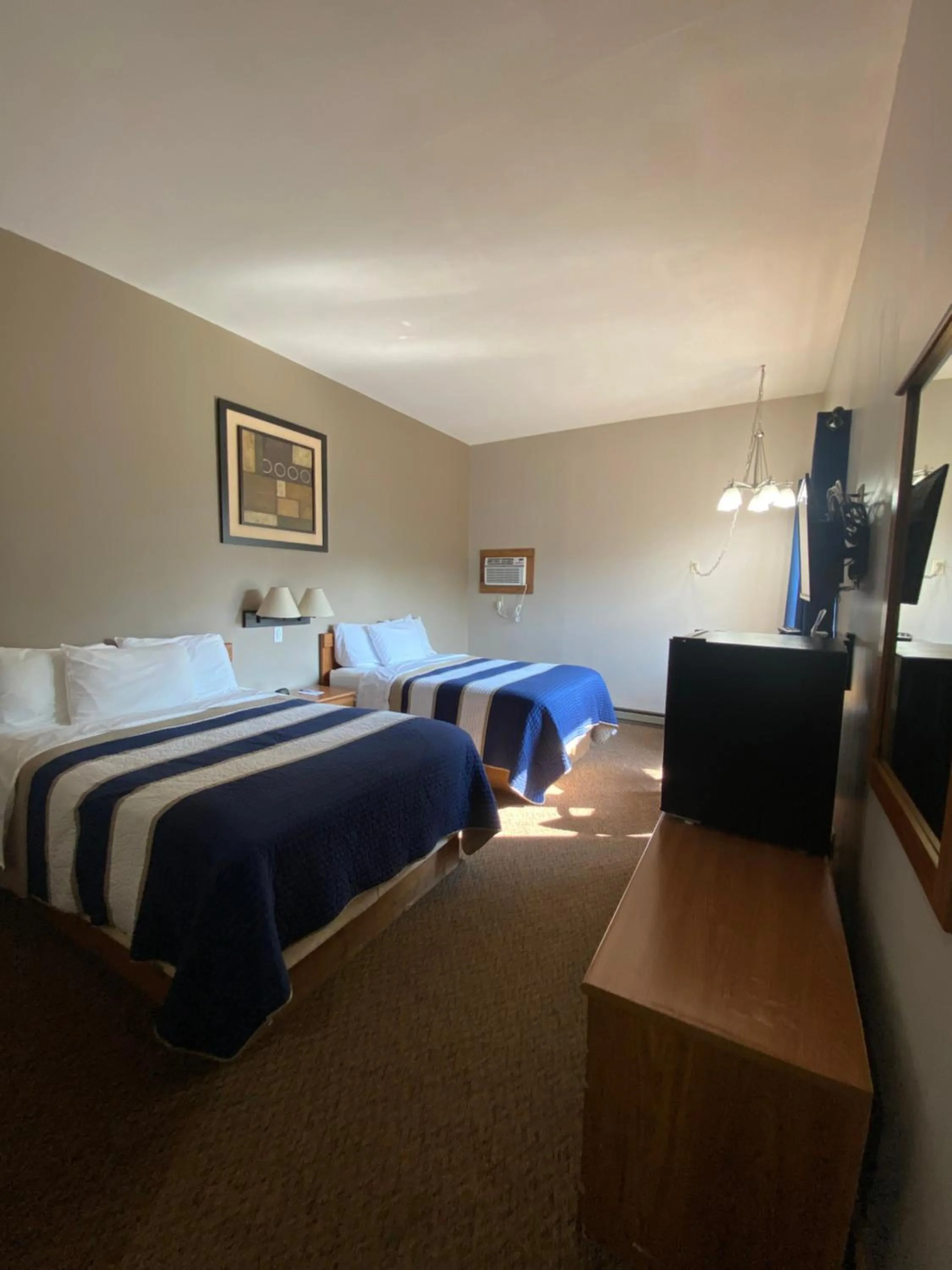 Bed in Lake Ontario Motel & Inn