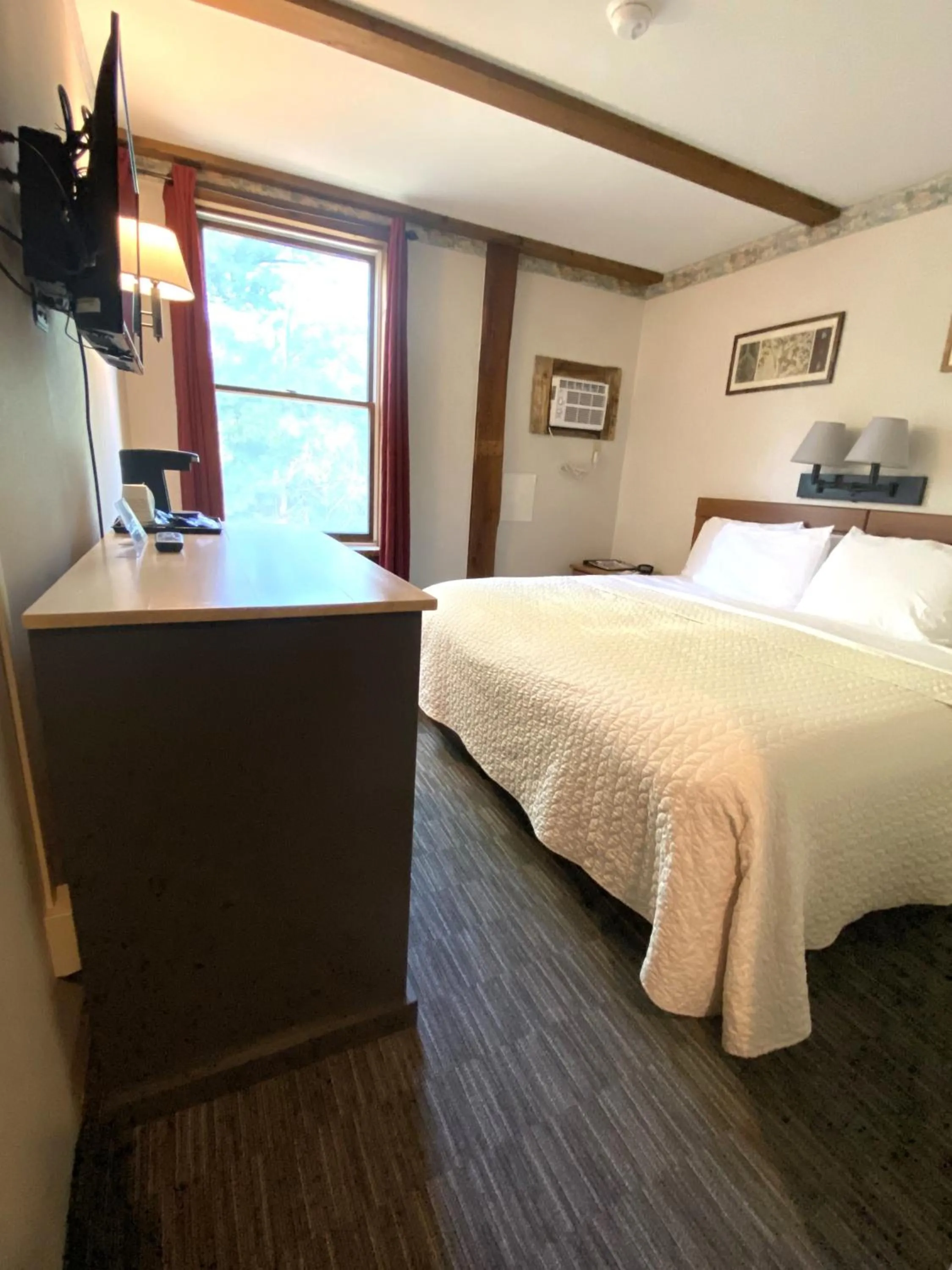 Bed in Lake Ontario Motel & Inn