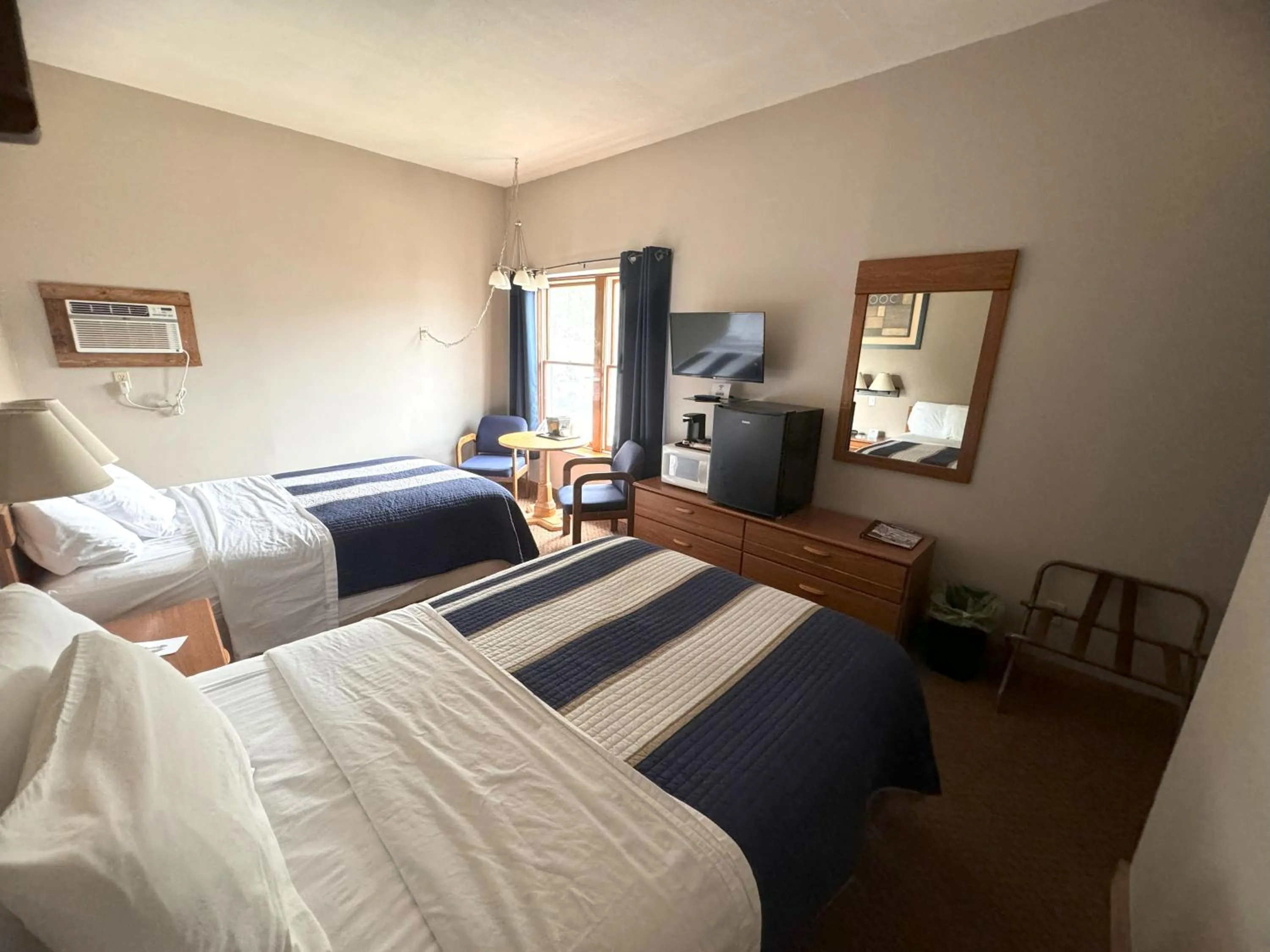 Bed in Lake Ontario Motel & Inn