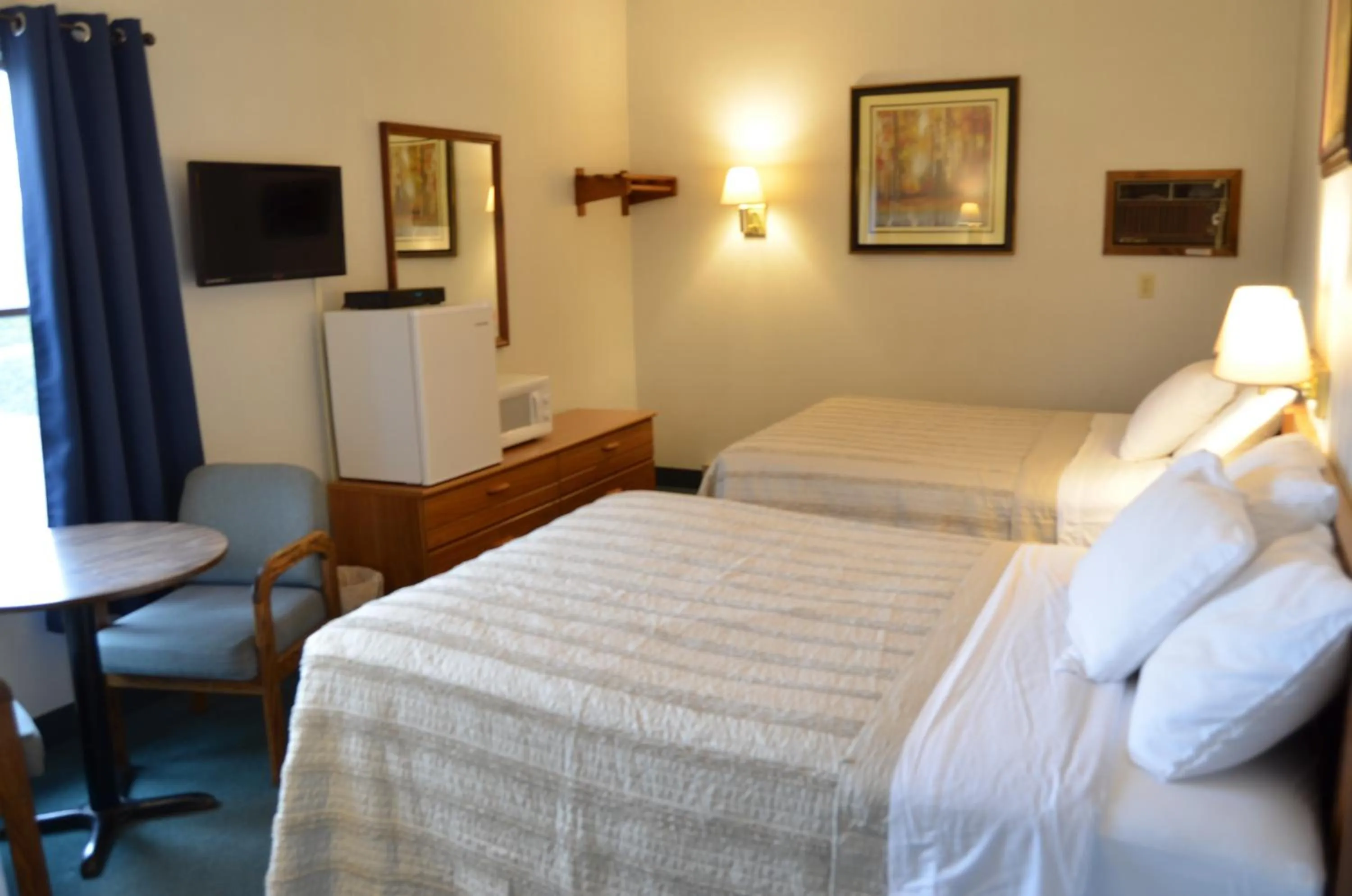Photo of the whole room, Bed in Lake Ontario Motel & Inn