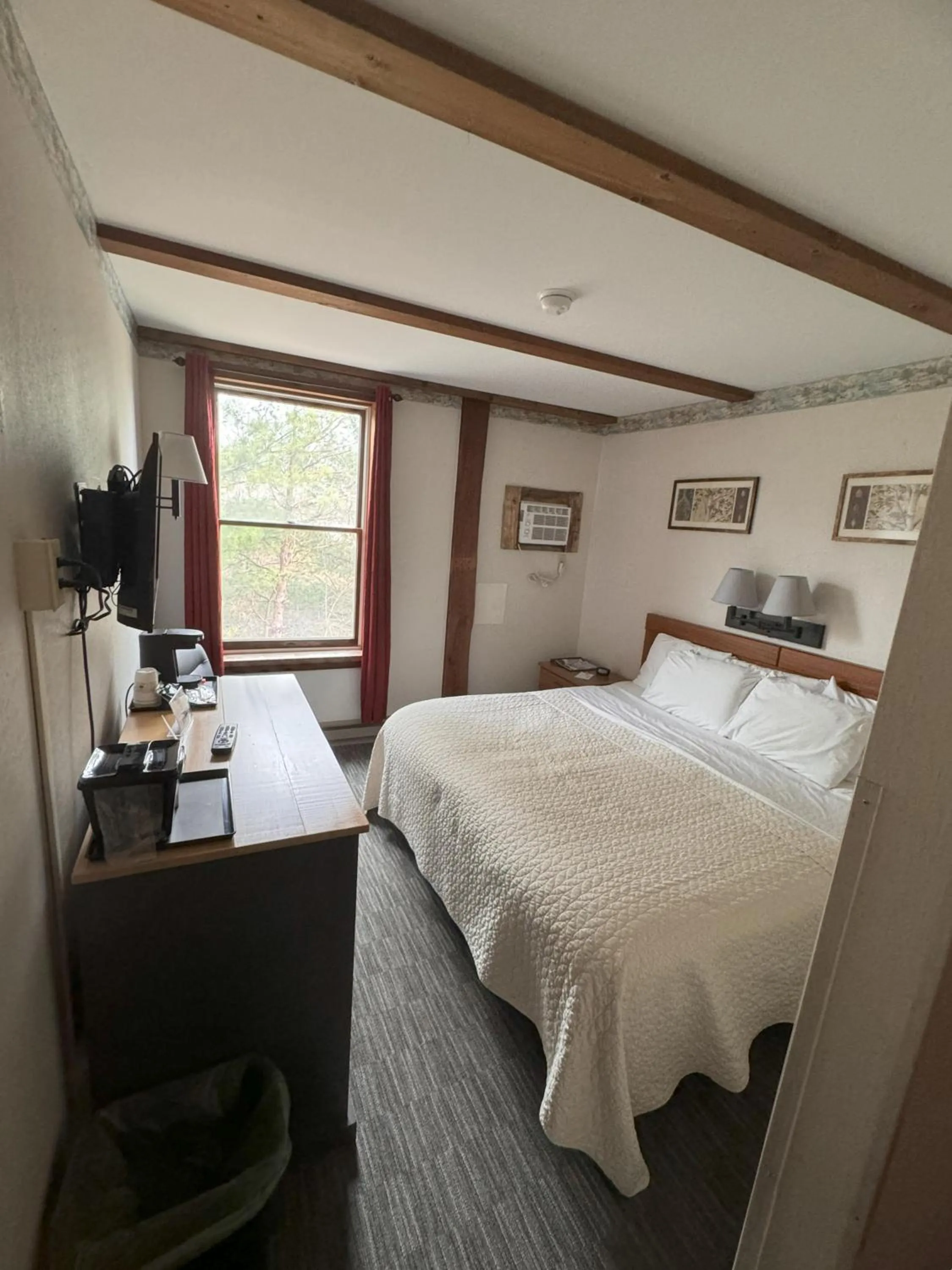 Bed in Lake Ontario Motel & Inn