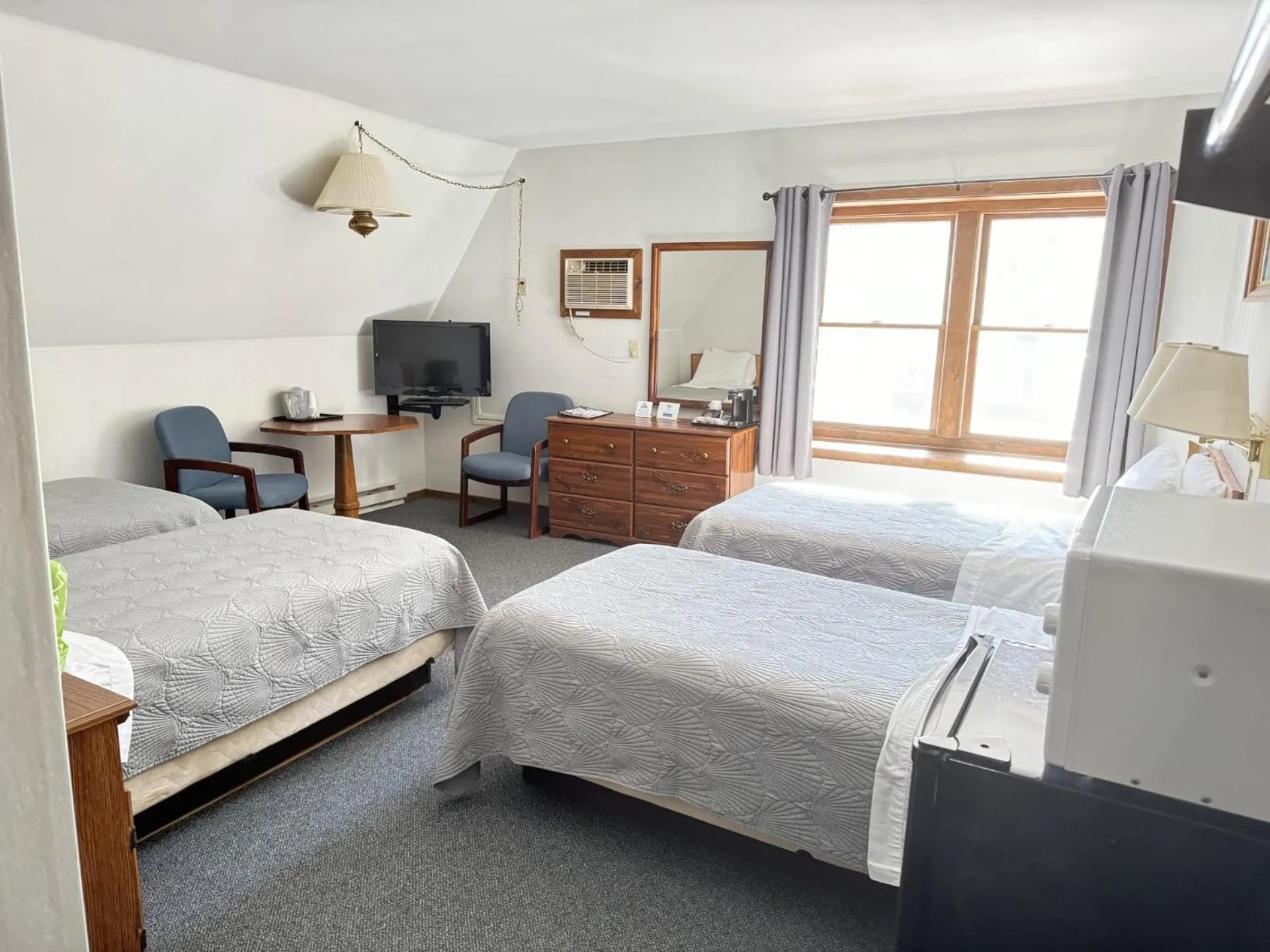 Bed in Lake Ontario Motel & Inn