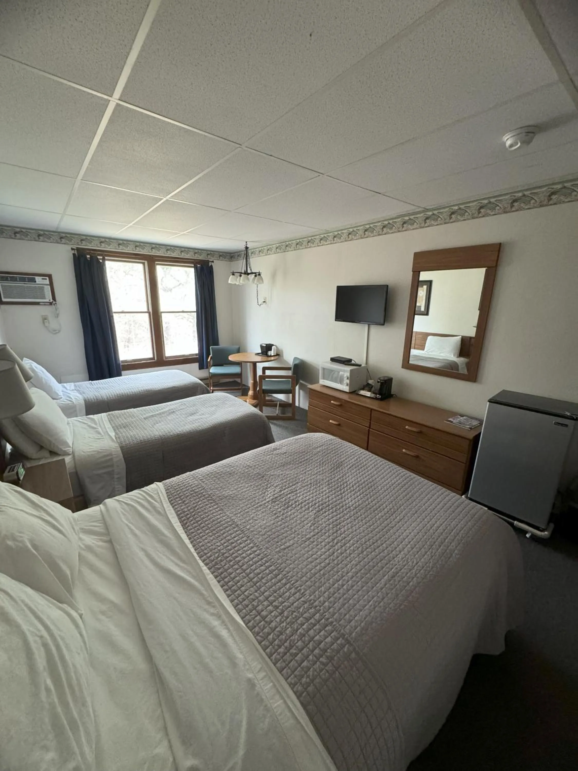 Bed in Lake Ontario Motel & Inn