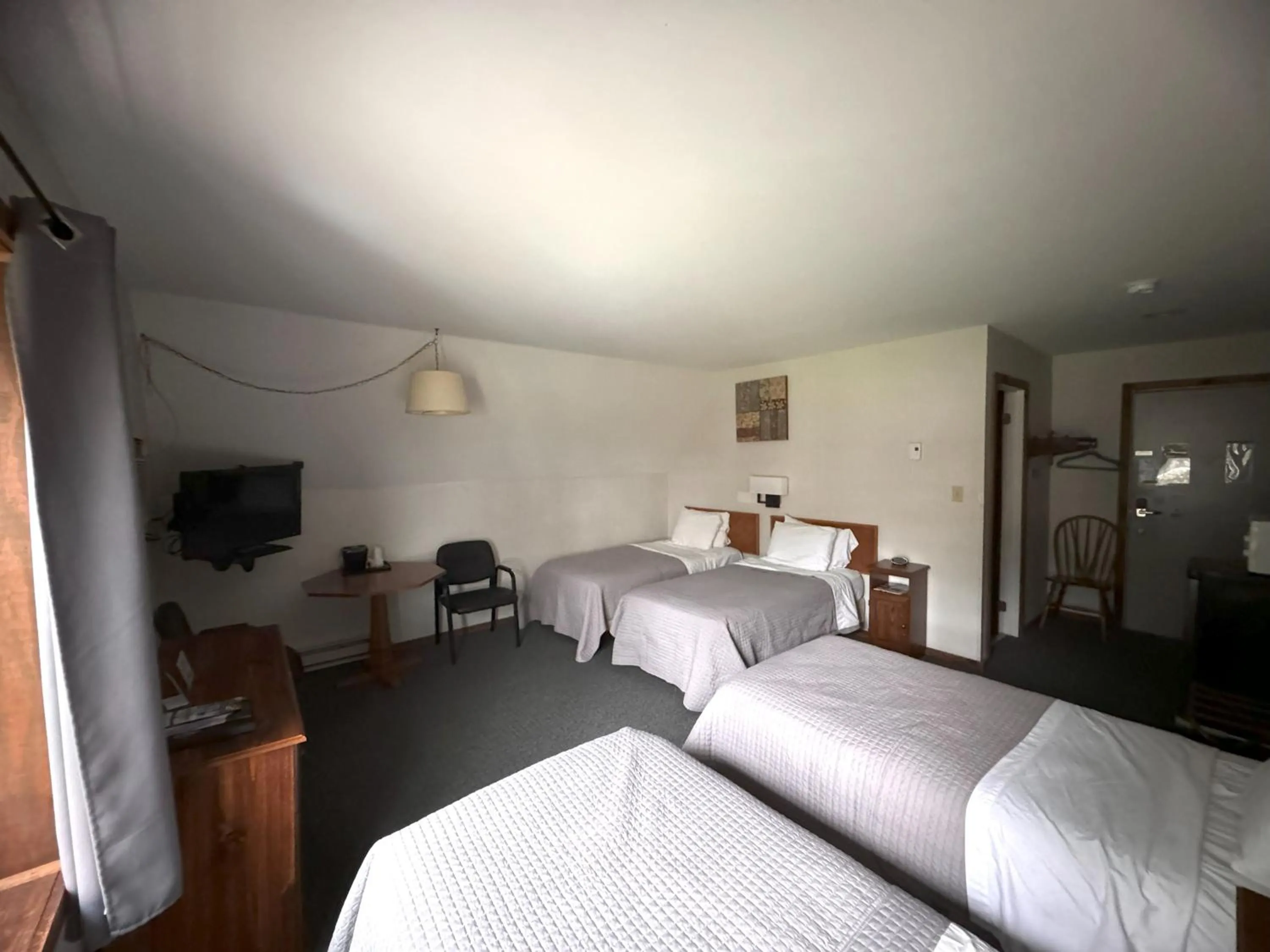 Bed in Lake Ontario Motel & Inn