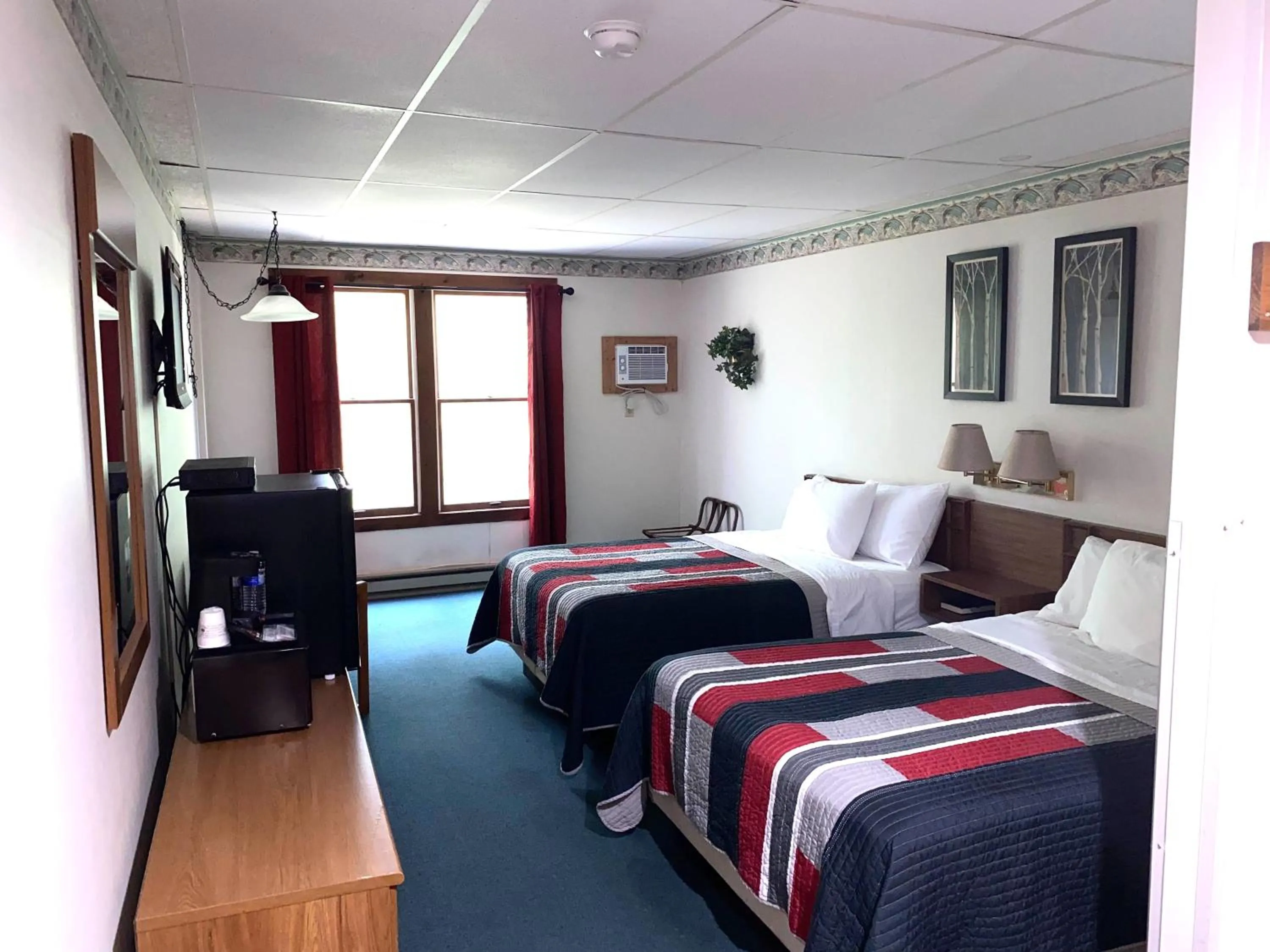 Bed in Lake Ontario Motel & Inn