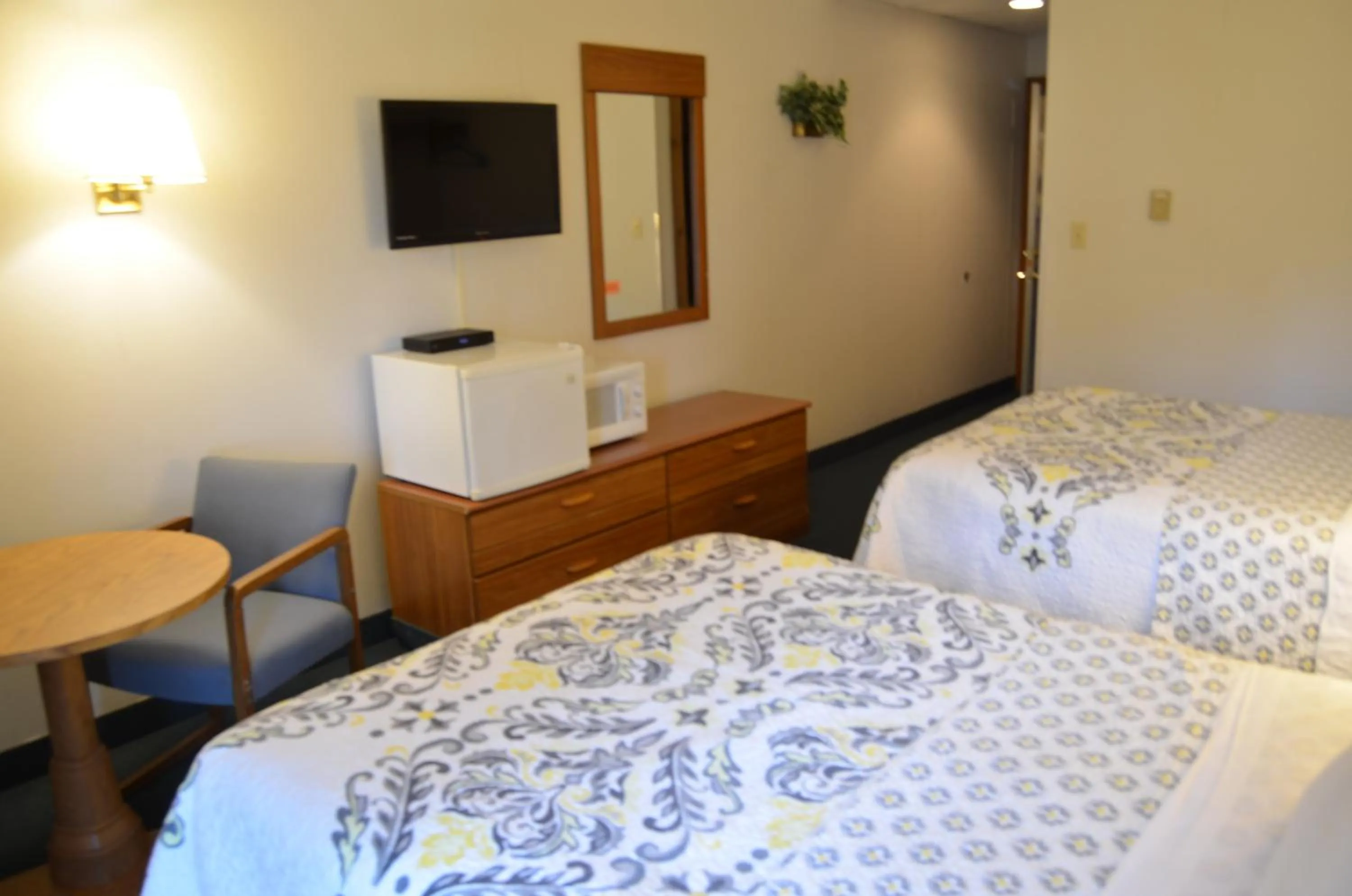 Bed in Lake Ontario Motel & Inn