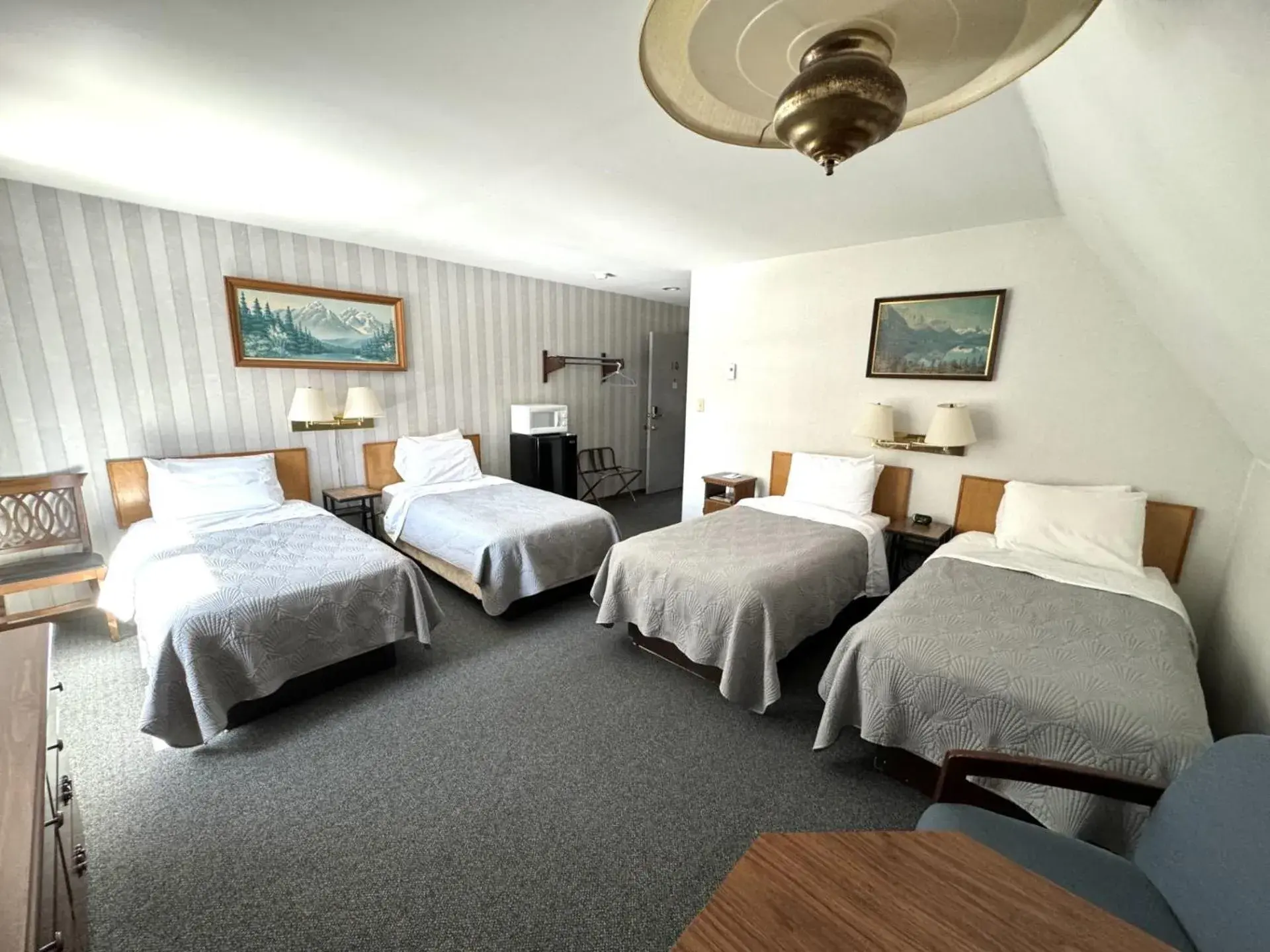 Twin Room in Lake Ontario Motel & Inn Twin Room in Lake Ontario Motel & Inn