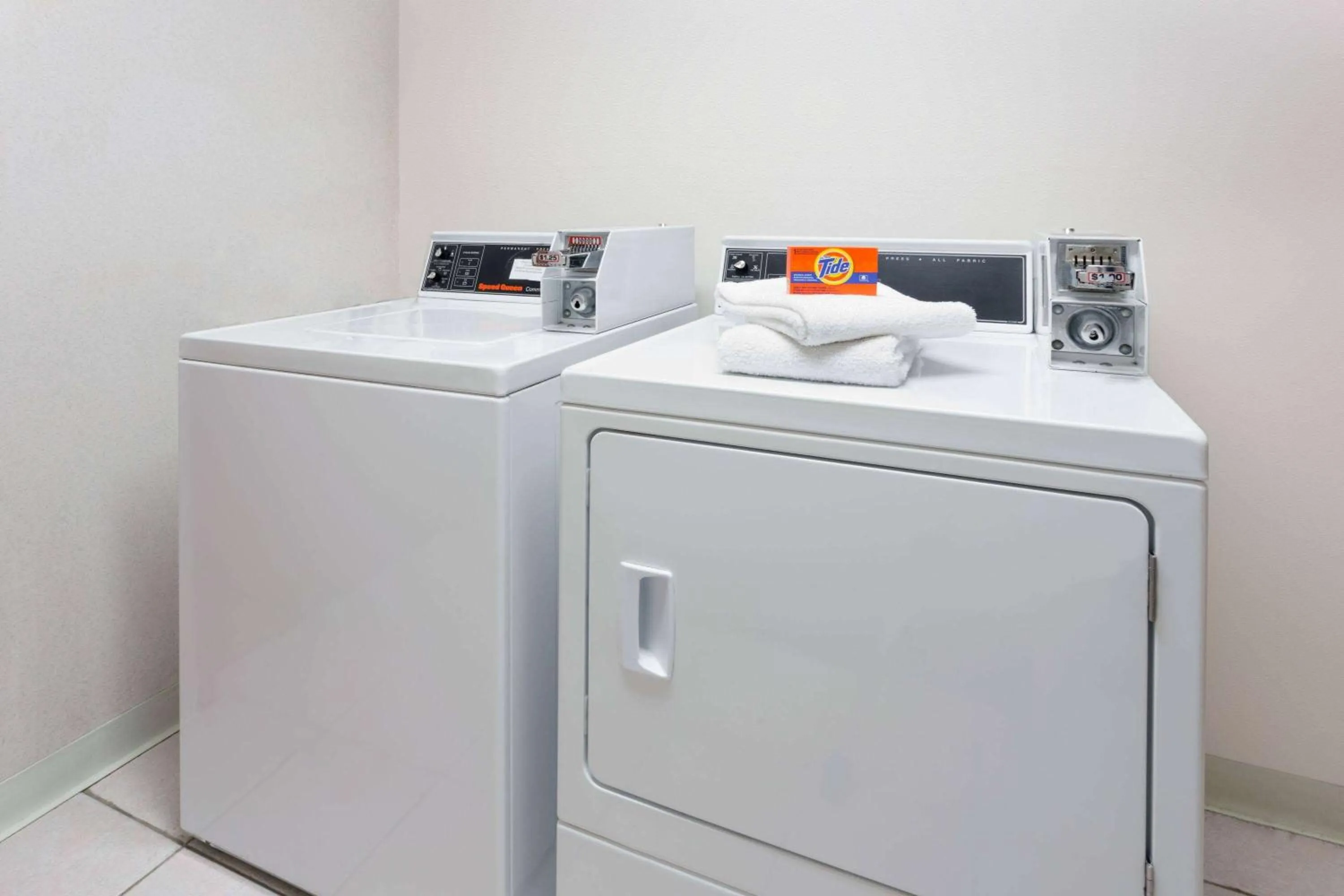 Kitchen or kitchenette in Super 8 by Wyndham Yorkville