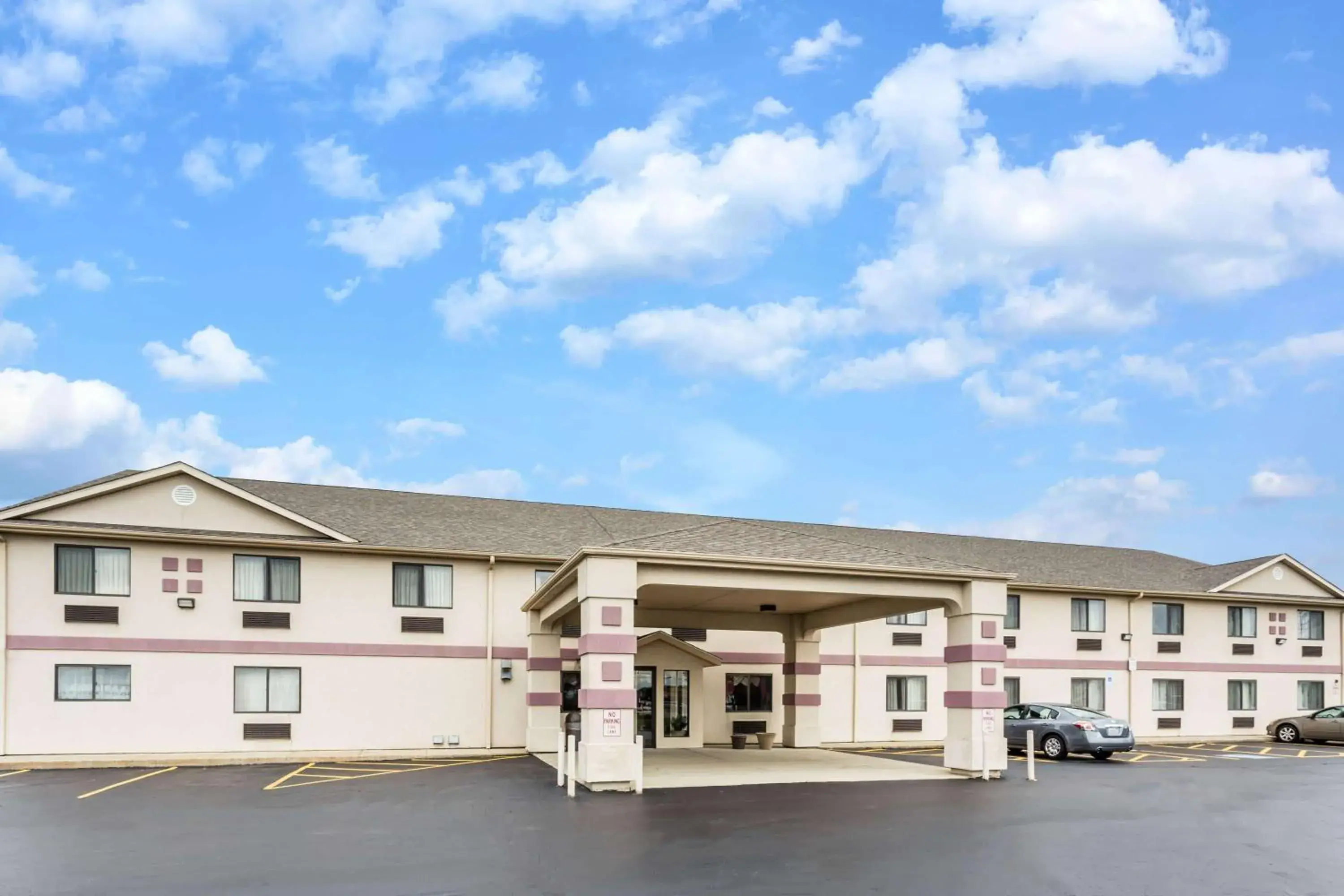 Super 8 by Wyndham Yorkville Super 8 by Wyndham Yorkville