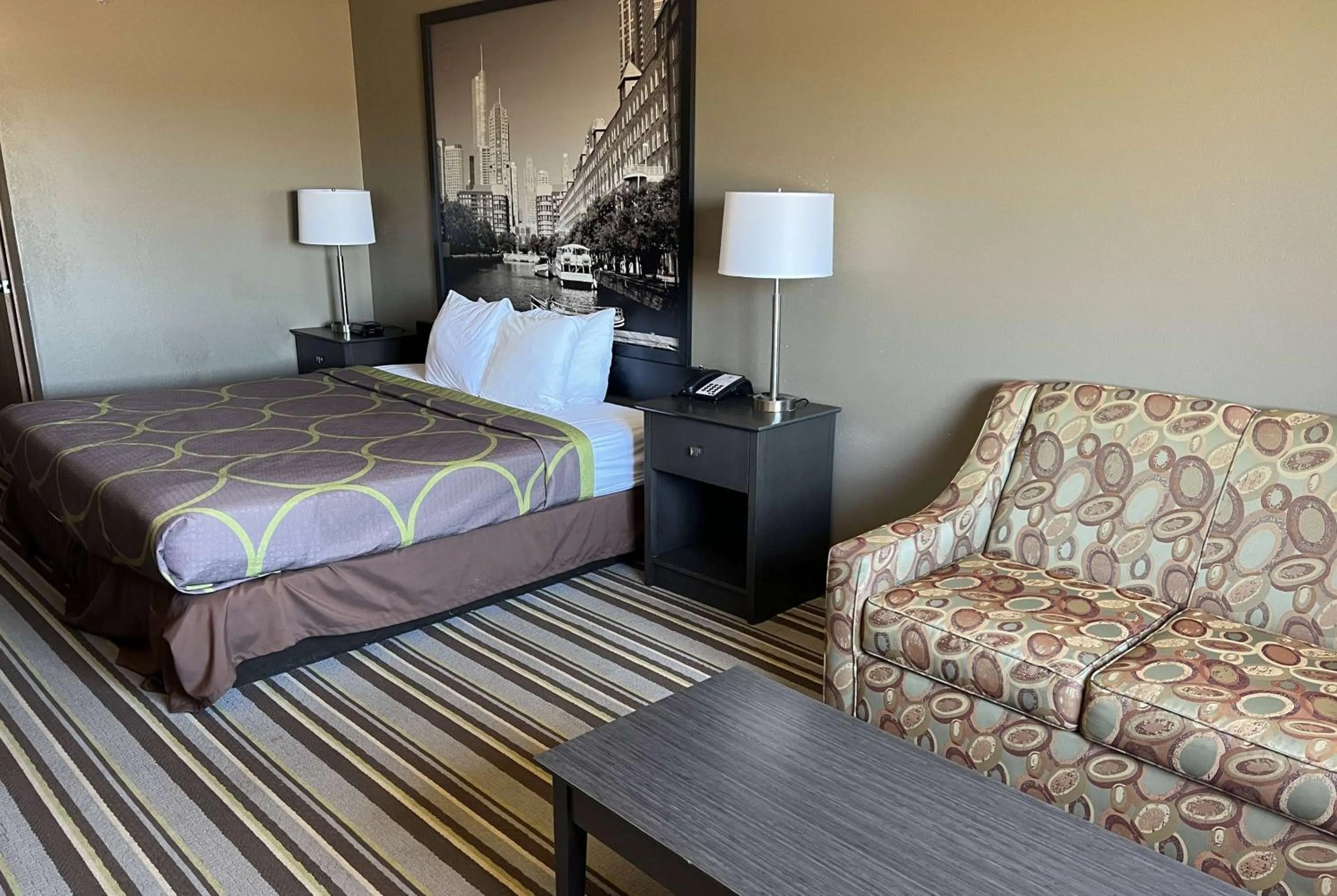 Photo of the whole room in Super 8 by Wyndham Yorkville