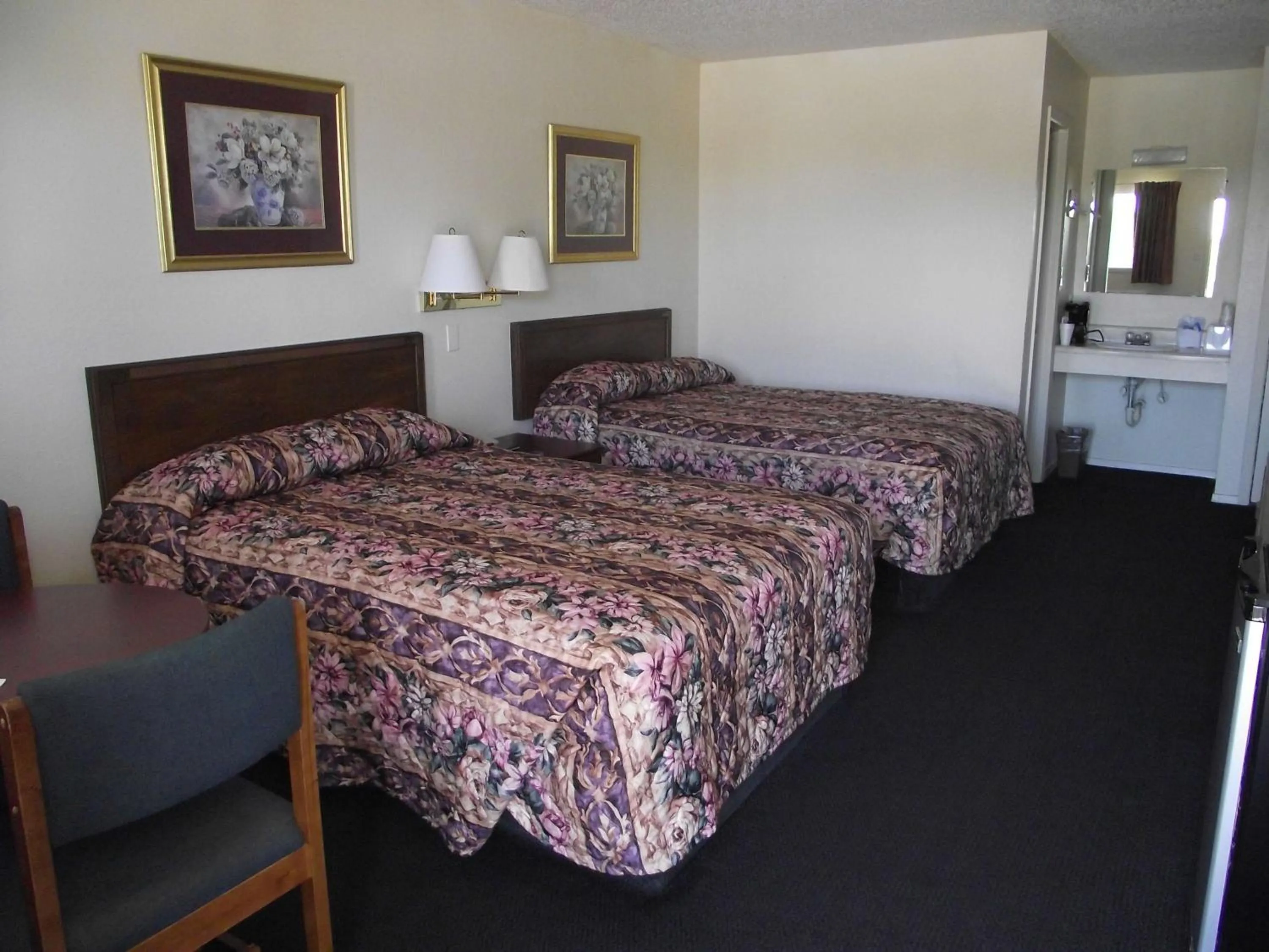 Photo of the whole room in Glen Rose Inn and Suites