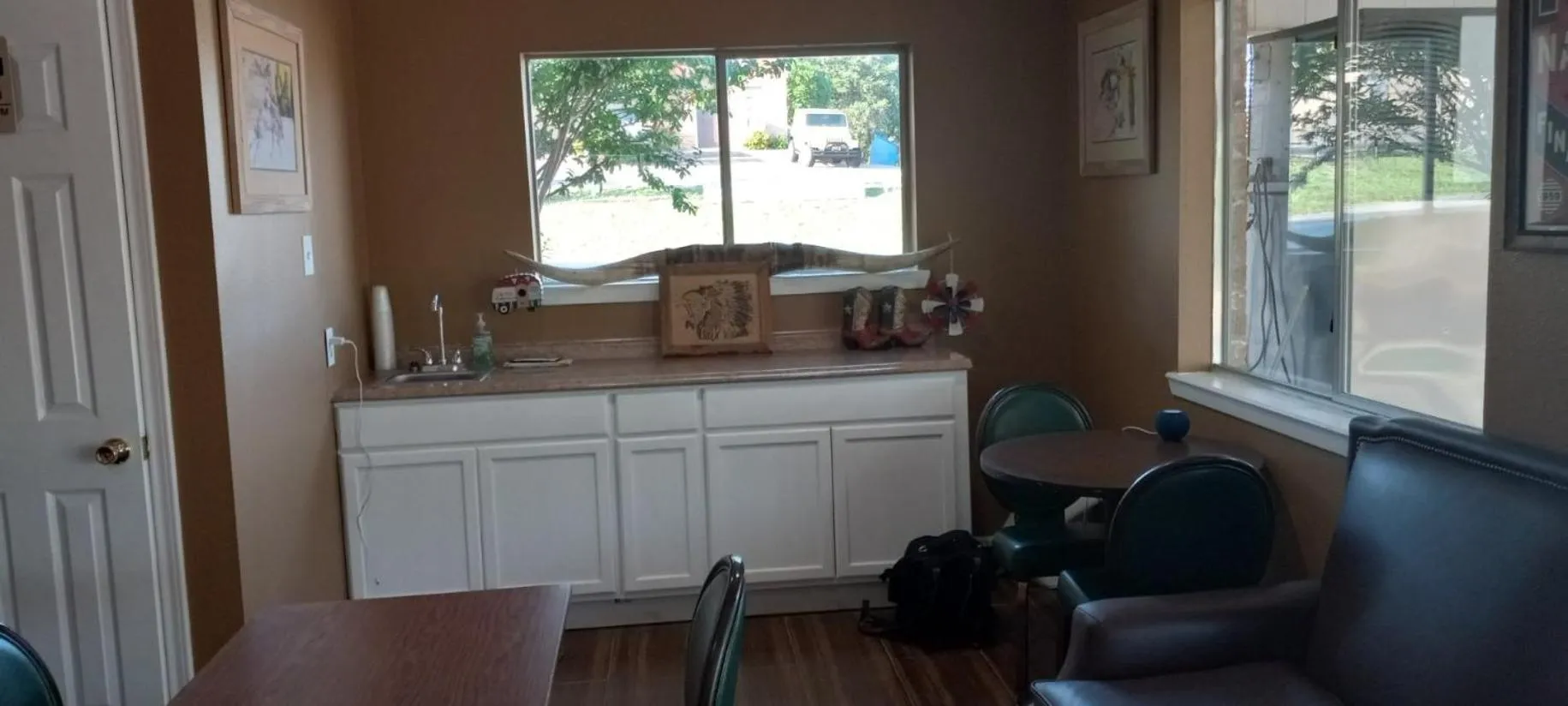 Lobby or reception, Kitchen/Kitchenette in Glen Rose Inn and Suites